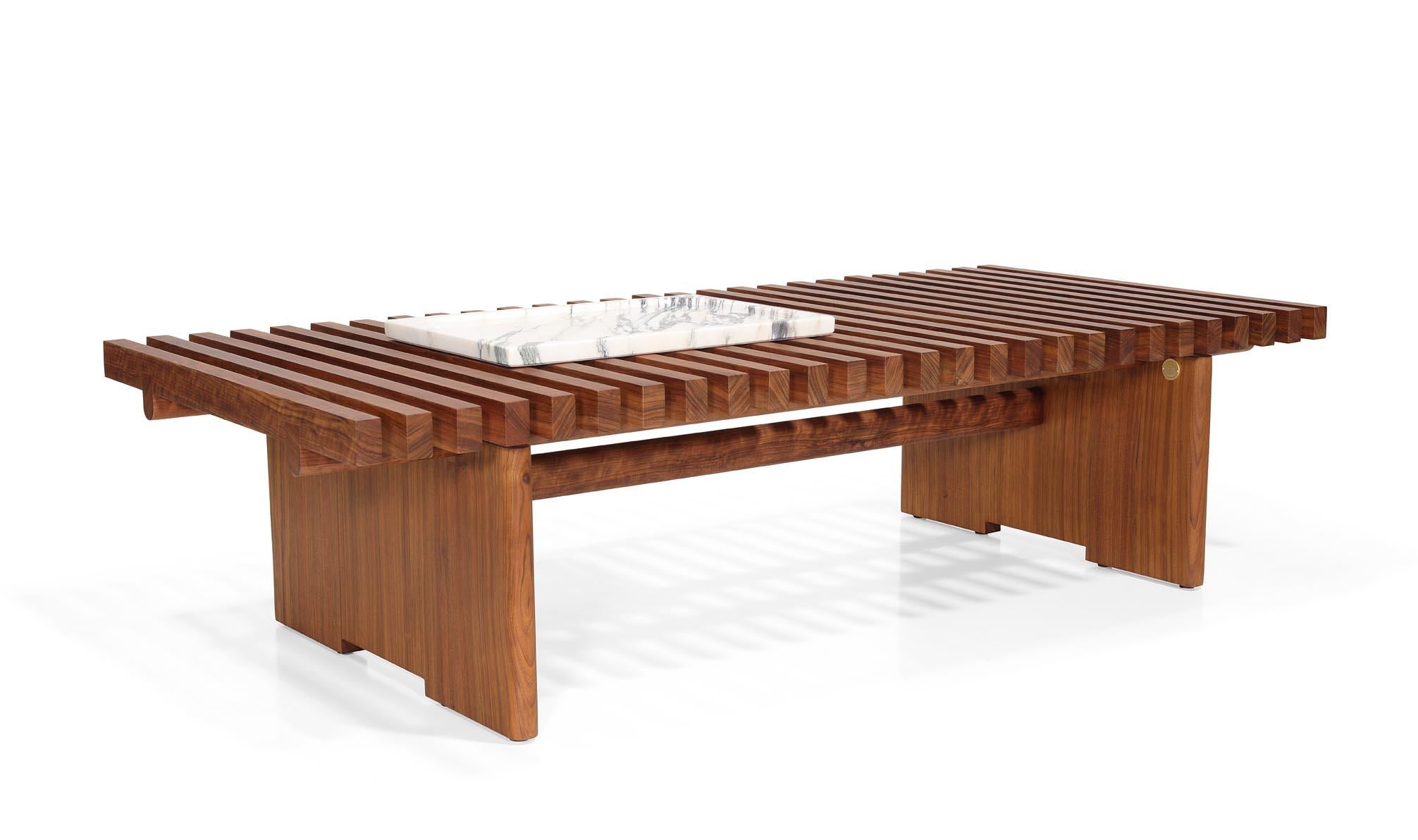 Suivant les principes du design minimaliste et multifonctionnel, inspiré de la menuiserie japonaise et où les joints de bois sont la clé pour produire cette table. Une table d'apparence légère, mise en valeur par le plateau à lattes, les pieds et le