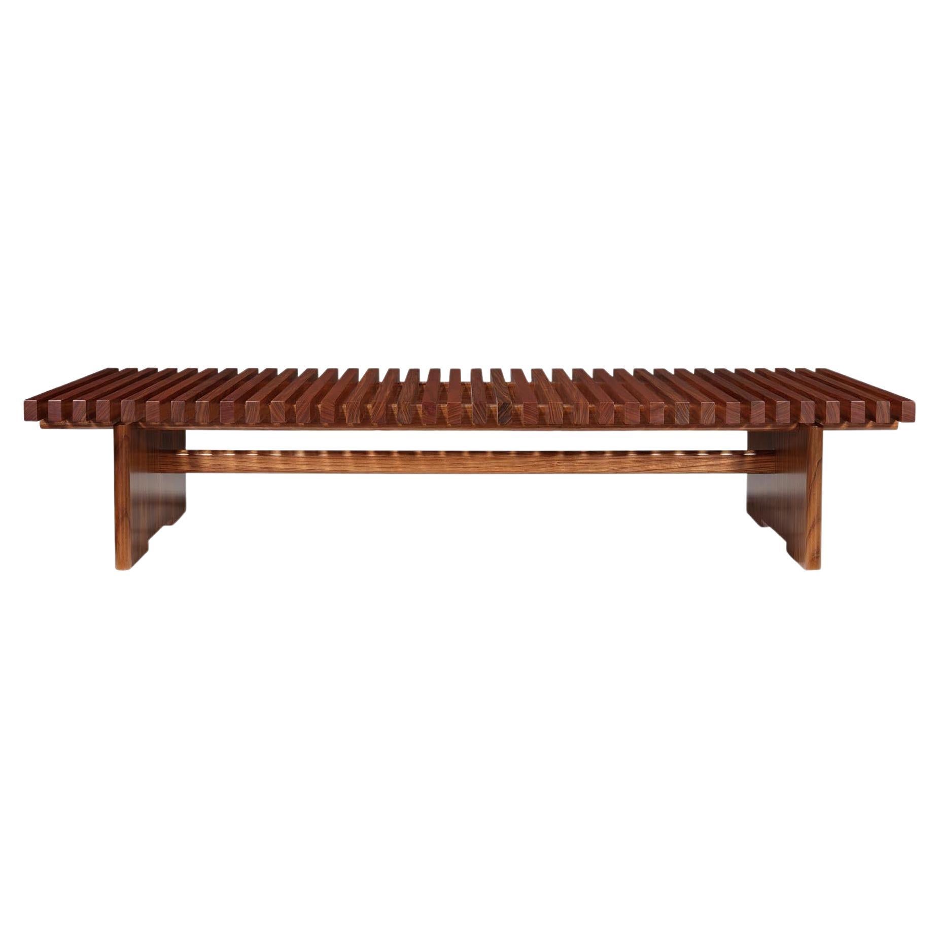 Suivant les principes du design minimaliste et multifonctionnel, inspiré de la menuiserie japonaise et où les joints de bois sont la clé pour produire cette table. Une table d'apparence légère, mise en valeur par le plateau à lattes, les pieds et le