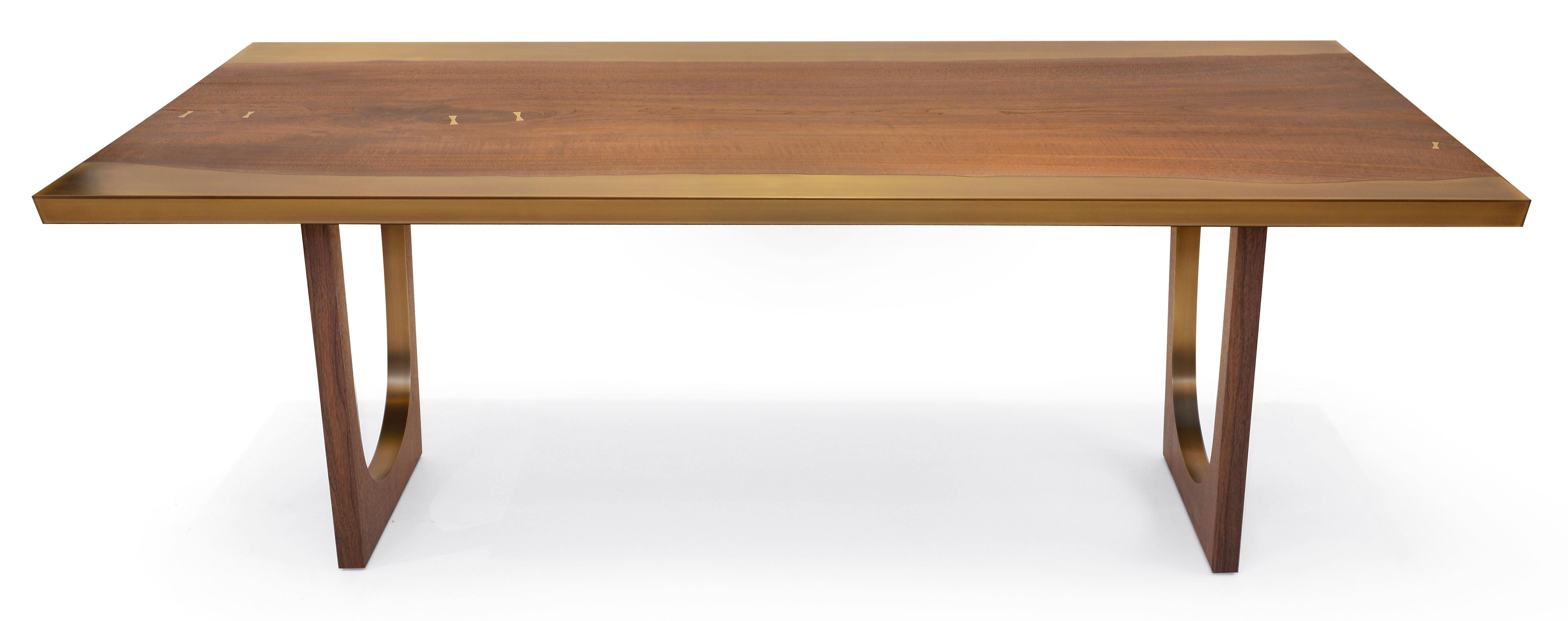 Américain Table de salle à manger Nola en noyer et bronze, bois, métal et résine personnalisables en vente