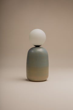 Lámpara de Sobremesa Nola en Óxido Azul de Cruc Studio, Lámpara de cerámica hecha a mano