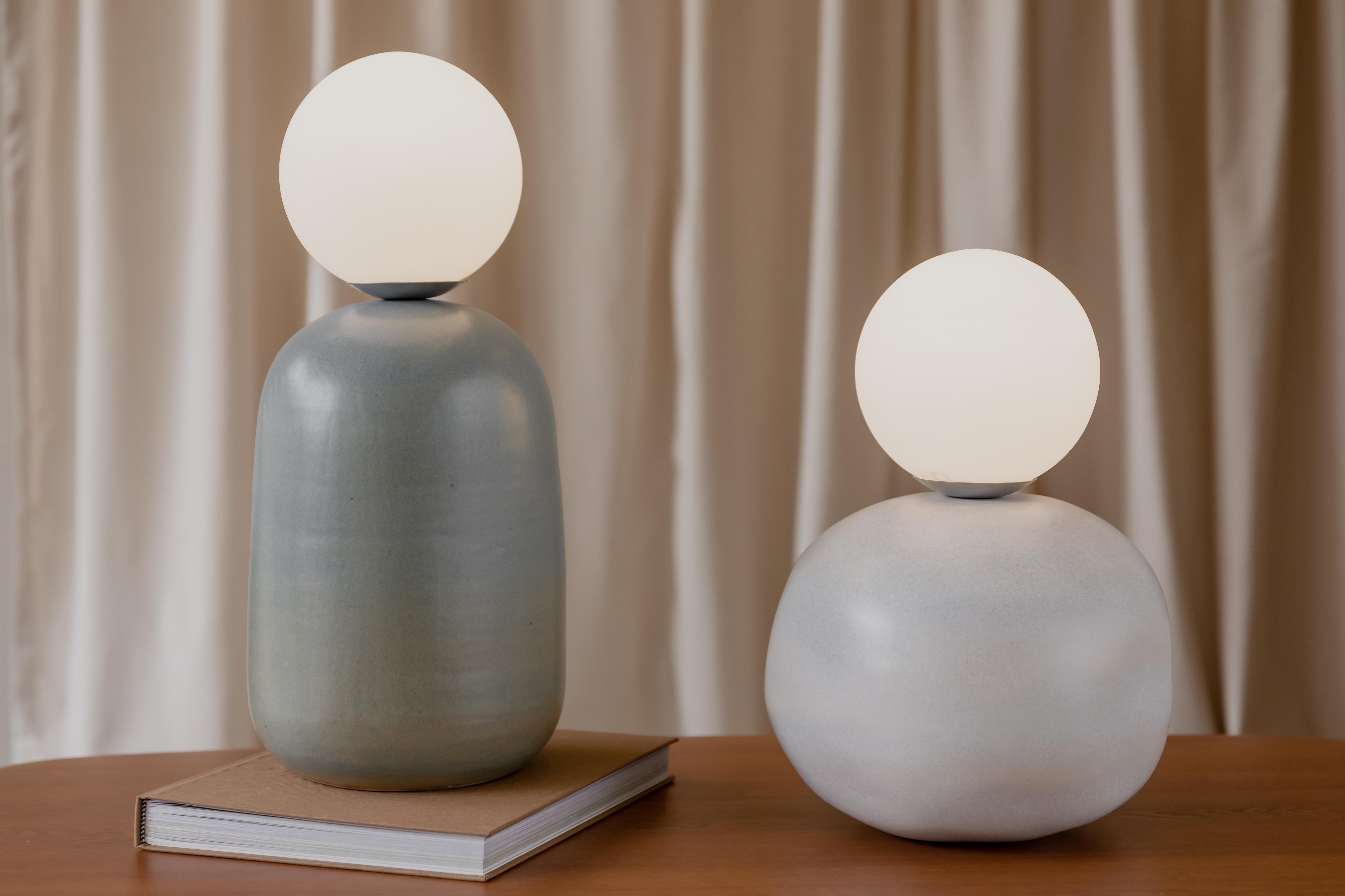 Colombien Lampe de table Nola en oxyde bleu par Cruc Studio, céramique faite main en vente