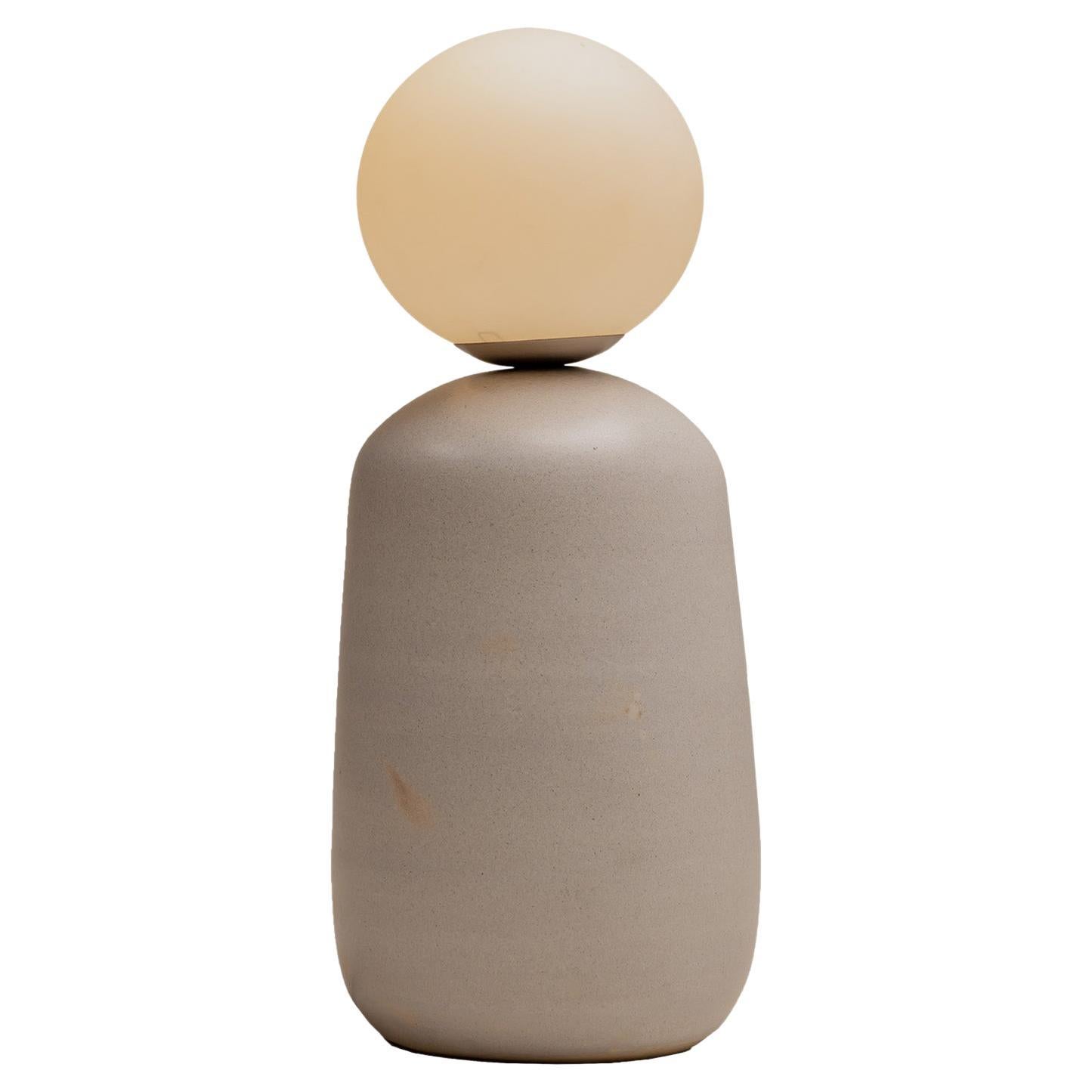 Lampe Nola en oxyde gris par Cruc Studio, céramique faite à la main