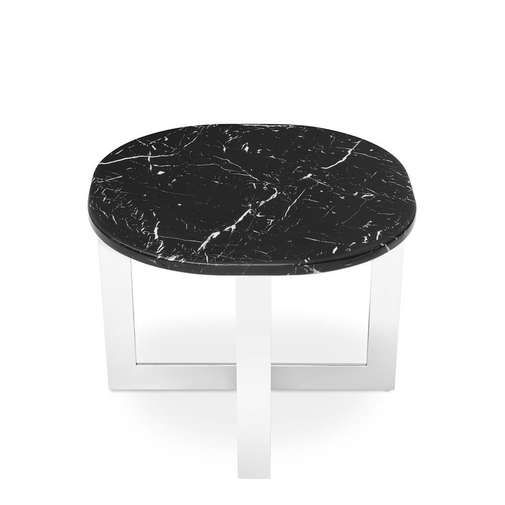Table d'appoint nolan chrome avec structure
en finition chromée avec plateau en marbre noir.
Également disponible en finition dorée et en blanc 
dessus en marbre.