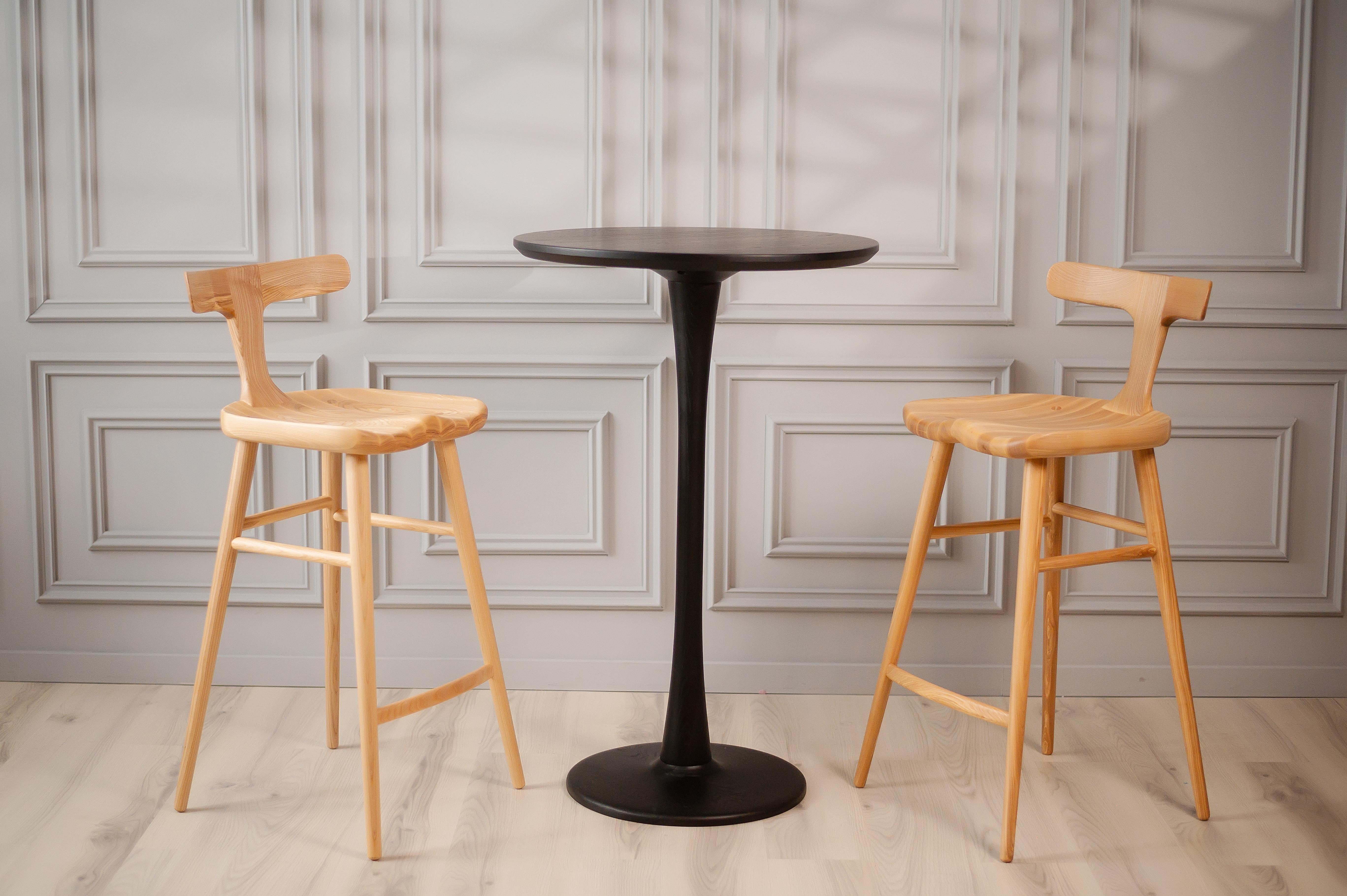 Cette pièce moderne du milieu du siècle est garantie de rehausser tout bar ou espace de détente dans votre maison. Avec sa fabrication experte et sa construction luxueuse en bois de frêne, cette table de cocktail fera l'envie de tous vos amis et de