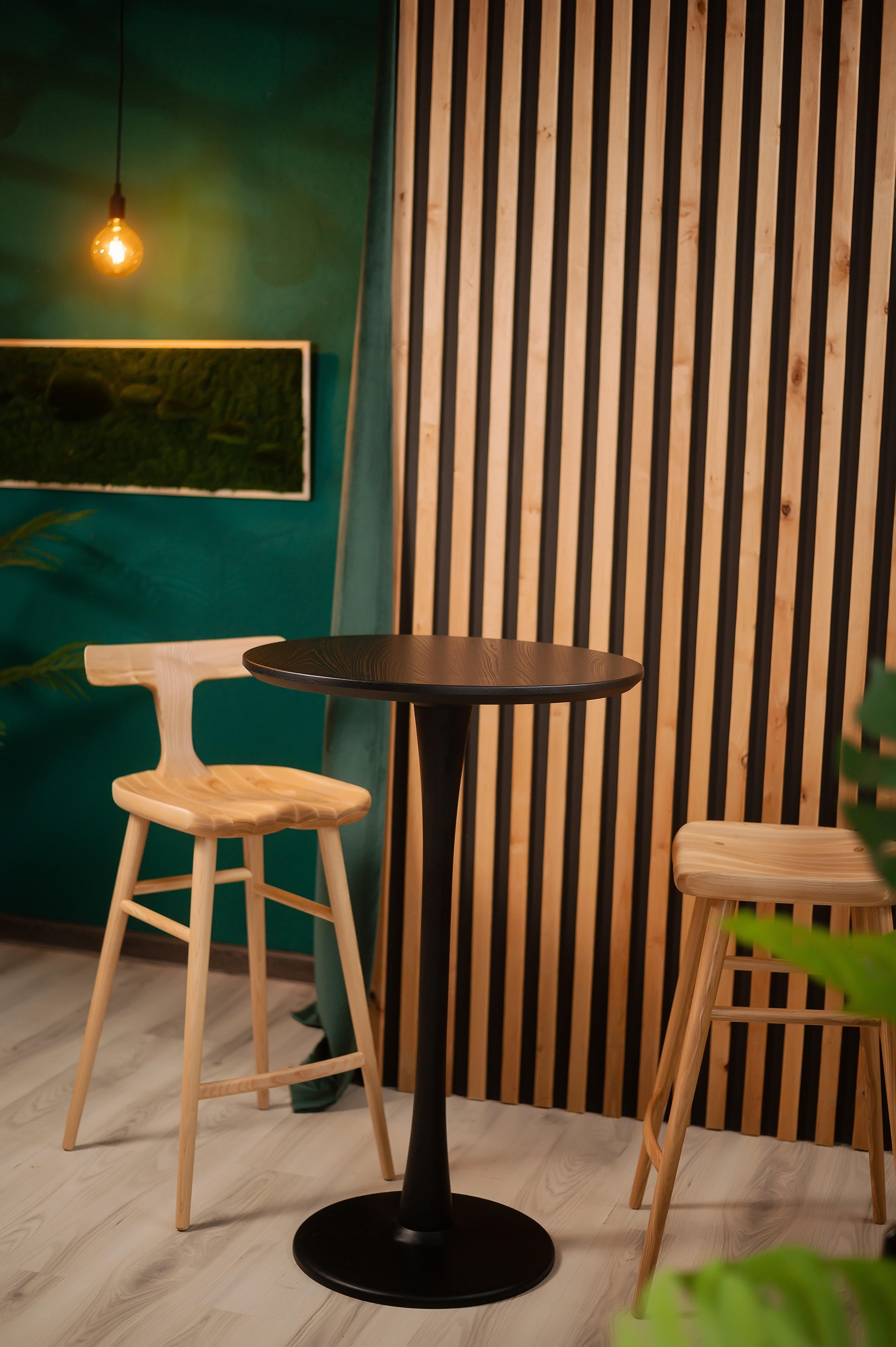 Moldave Nolan Black Ash Solid Wood Modern High Bar Table (table de bar haute) en vente