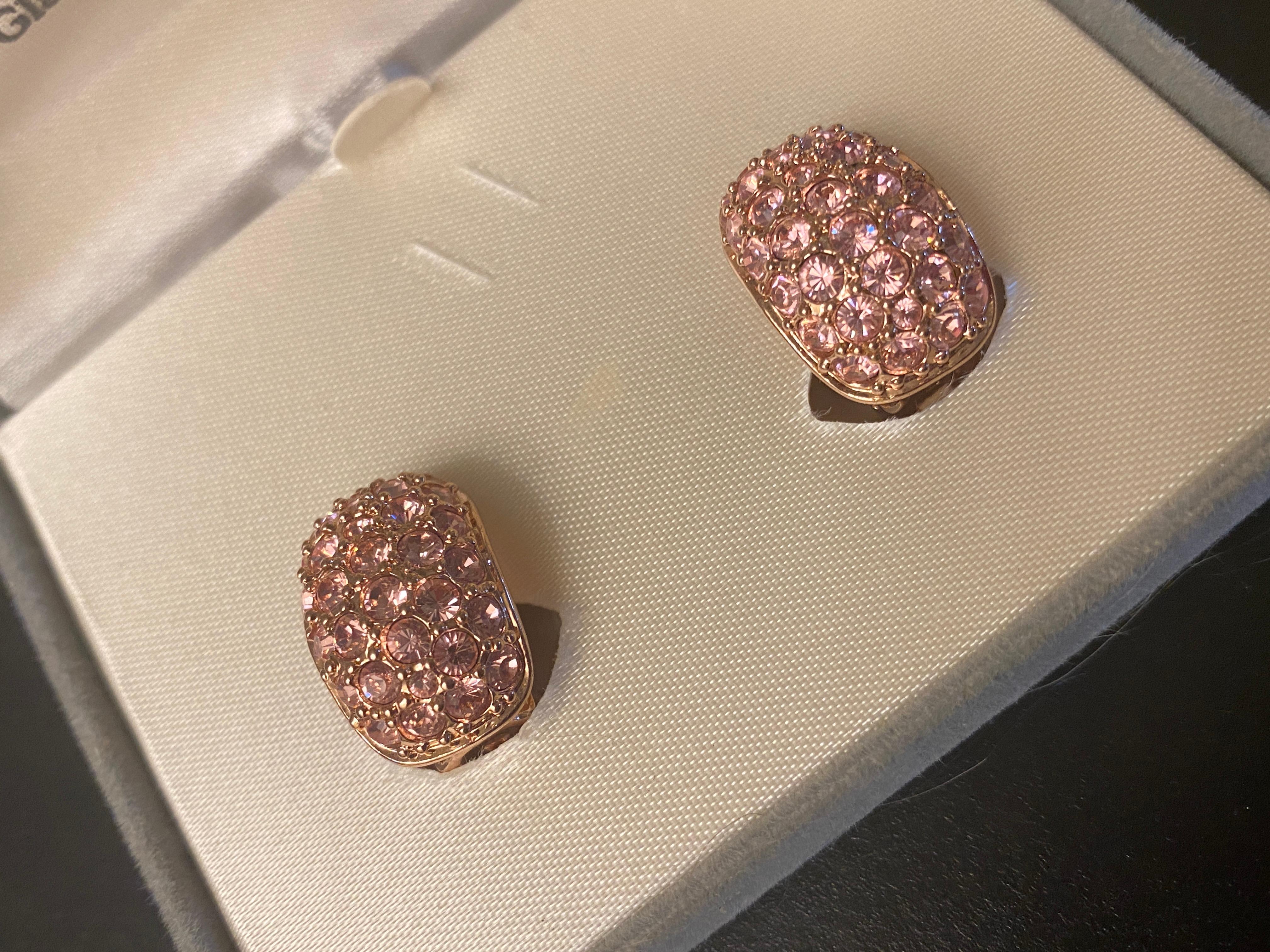 Moderne Clips d'oreilles en strass rose de la collection Glamour de Nolan Miller, Neuf avec étiquette en vente