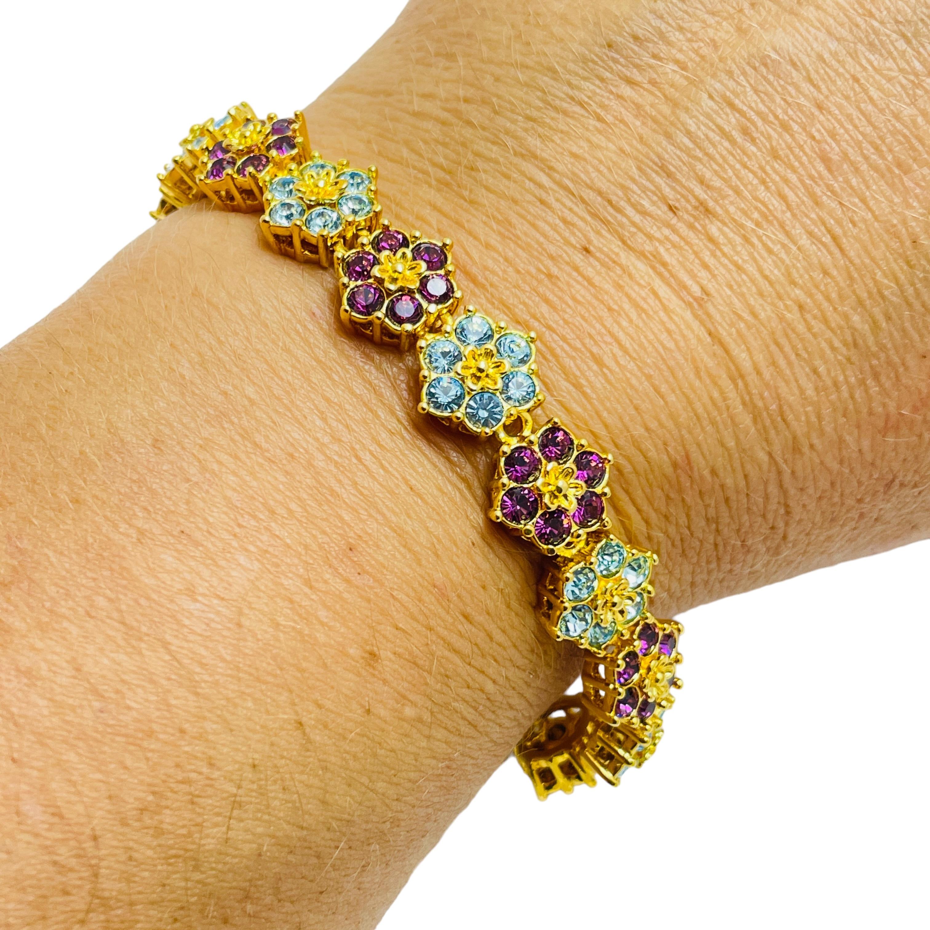 Donna Bracciale firmato Nolan Miller con fiori di cristallo placcati in oro in vendita