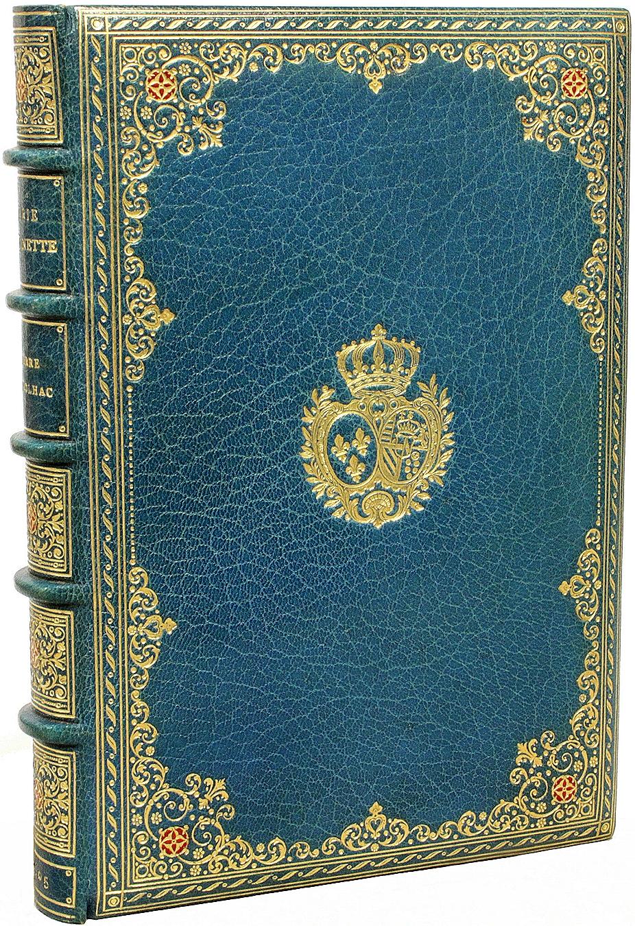 AUTEUR : NOLHAC, Pierre De. 

TITRE : Marie-Antoinette.

ÉDITEUR : Londres : I.L.A. Humphreys, 1905.

DESCRIPTION : DANS UNE BELLE RELIURE DE STYLE COSWAY. 1 vol, 8-1/2