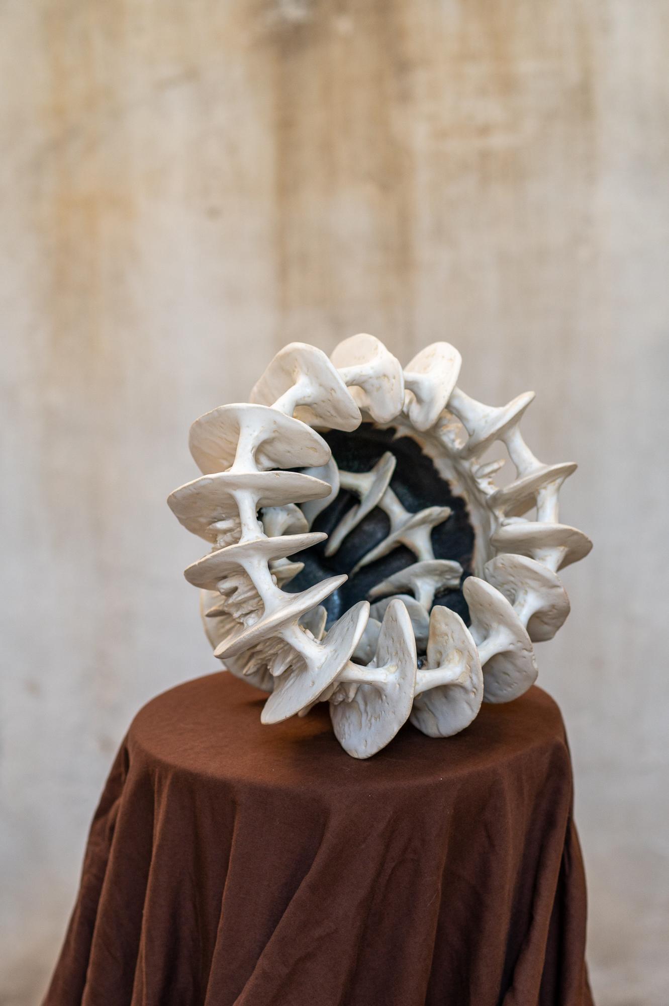 Greco Vaso Nolia in gres con smaltatura bianca opaca di Kallia Panopoulou in vendita