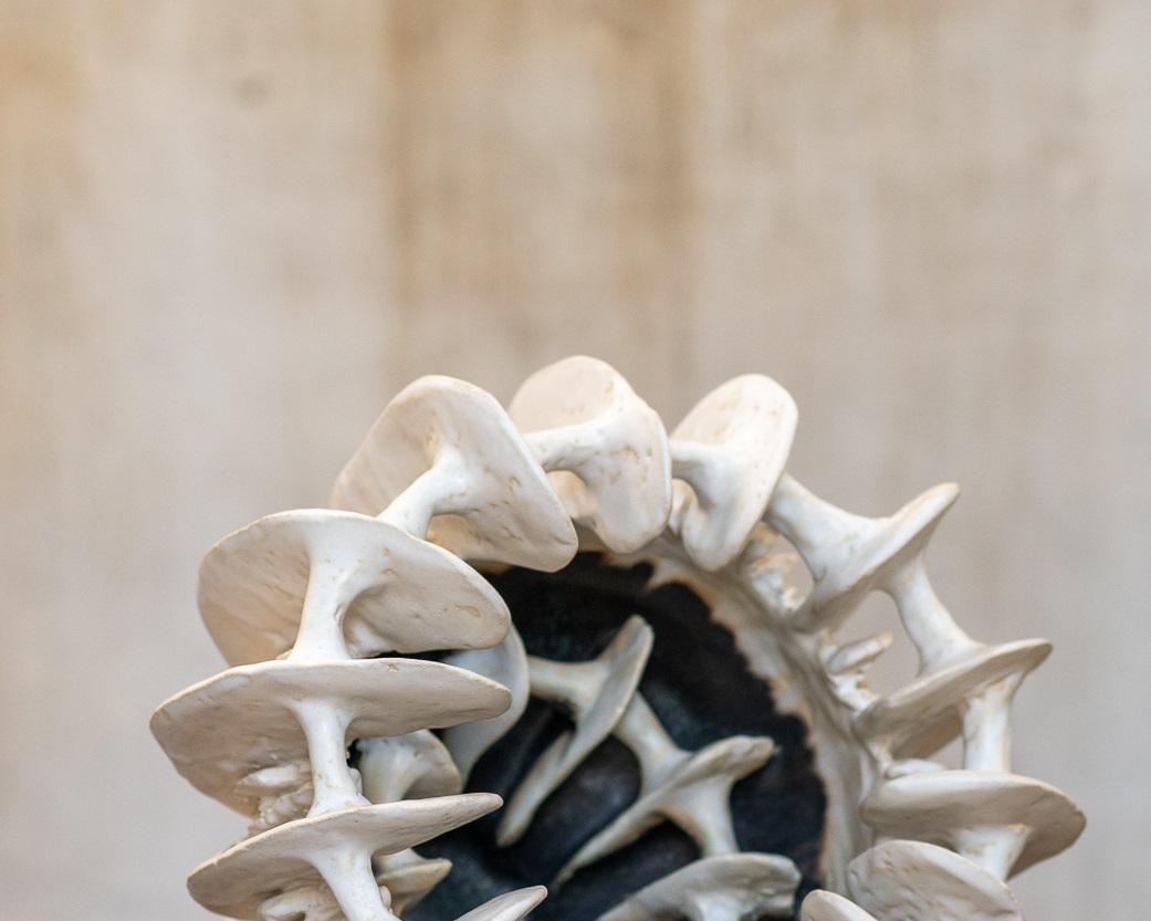 XXI secolo e contemporaneo Vaso Nolia in gres con smaltatura bianca opaca di Kallia Panopoulou in vendita