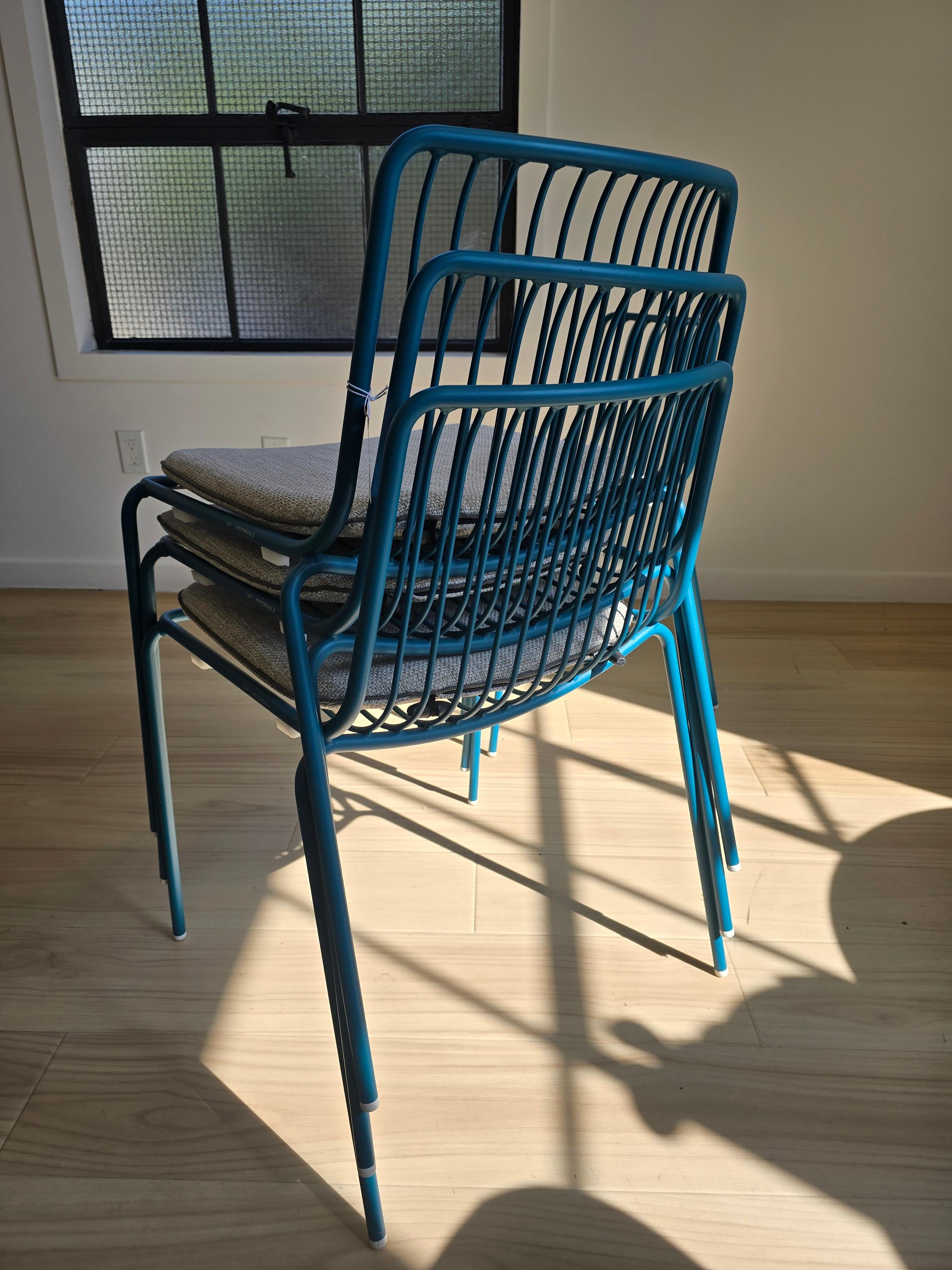 4 pezzi di sedie laterali Nolita di Pedrali.  La Collection'S ricorda le origini di un percorso storico iniziato da Mario Pedrali nel 1963 con le sue prime sedie da giardino in metallo. Sedia con schienale basso, struttura in tubi d'acciaio