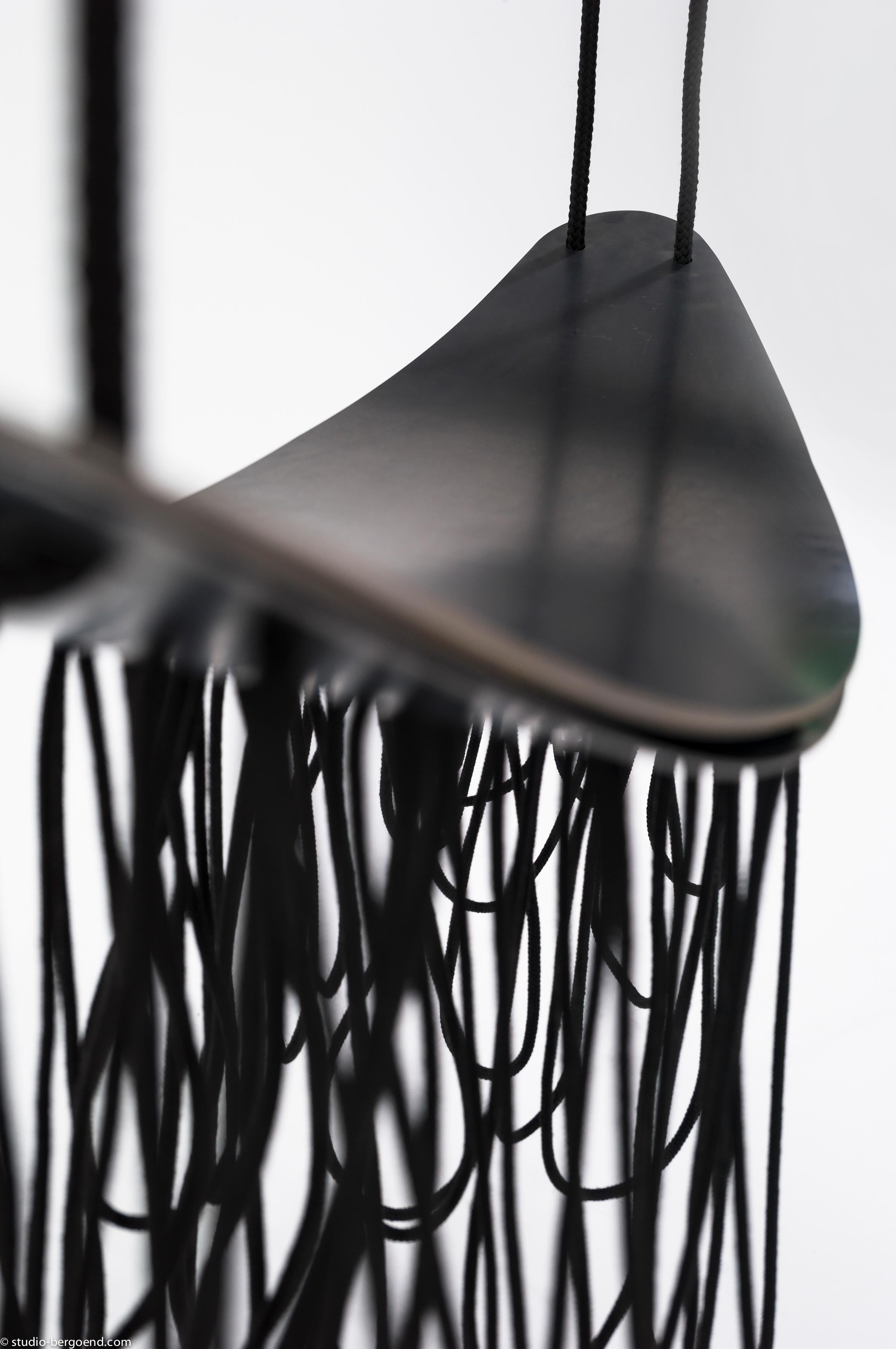 Hänge-Swing-Skulptur von Isola Design
Abmessungen: B 30,5 x H 105 cm 
Andere Abmessungen verfügbar: B 27 x H 82 cm
MATERIALIEN: Pulverbeschichtetes Metall und Polypropylenseil .
Erhältlich in schwarz, weiß, khaki, blau-schwarz.

Leise und