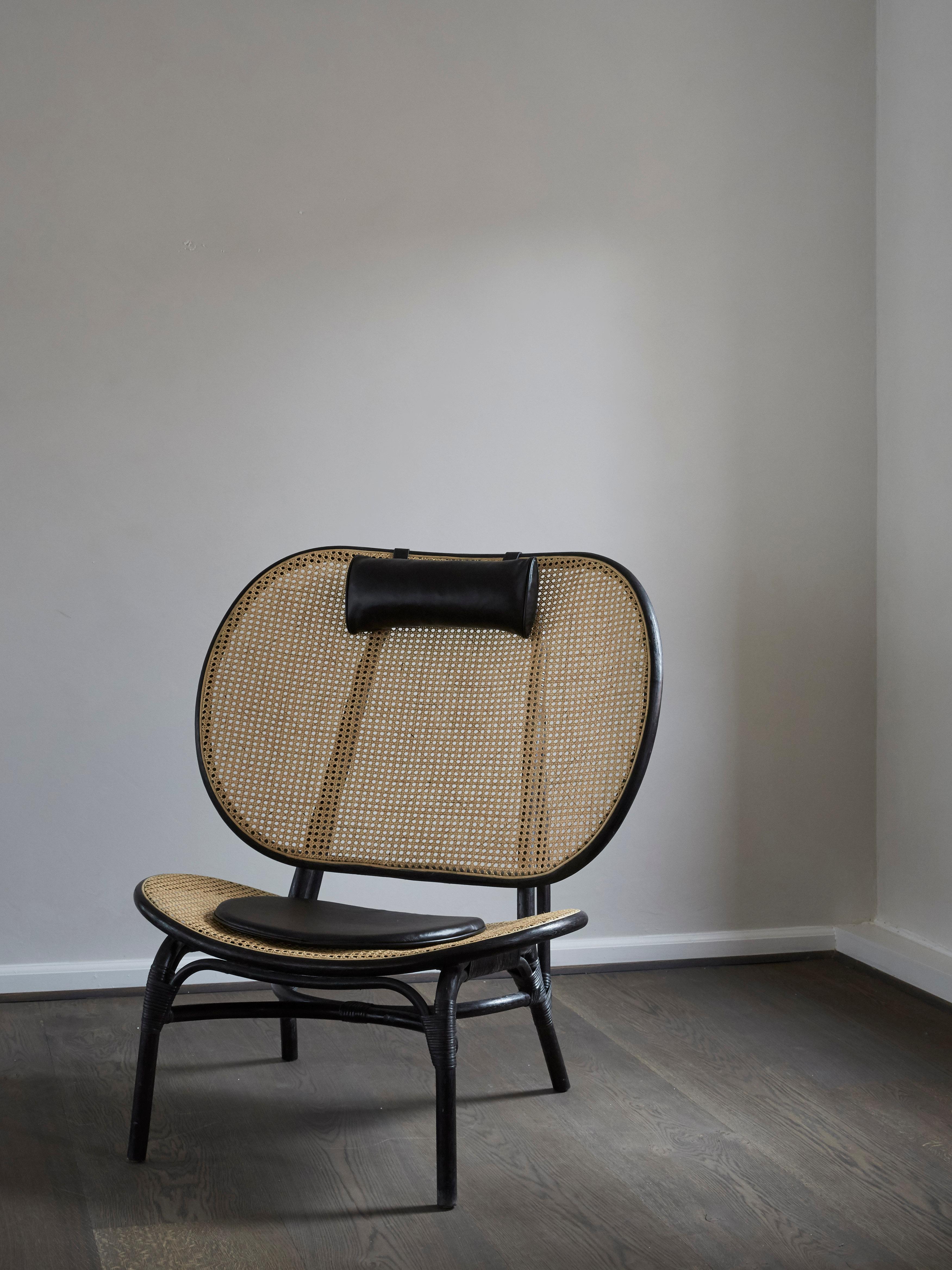 Nomad Niedriger Stuhl mit schwarzem Rahmen von NORR11
Abmessungen: T 77 x B 100 x H 110 cm. SH 39 cm.
MATERIALIEN: Bambus, eingelegtes natürliches französisches Rattan, Schaumstoff und Anilinleder.

Sitz und Rückenlehne bestehen aus zwei großen