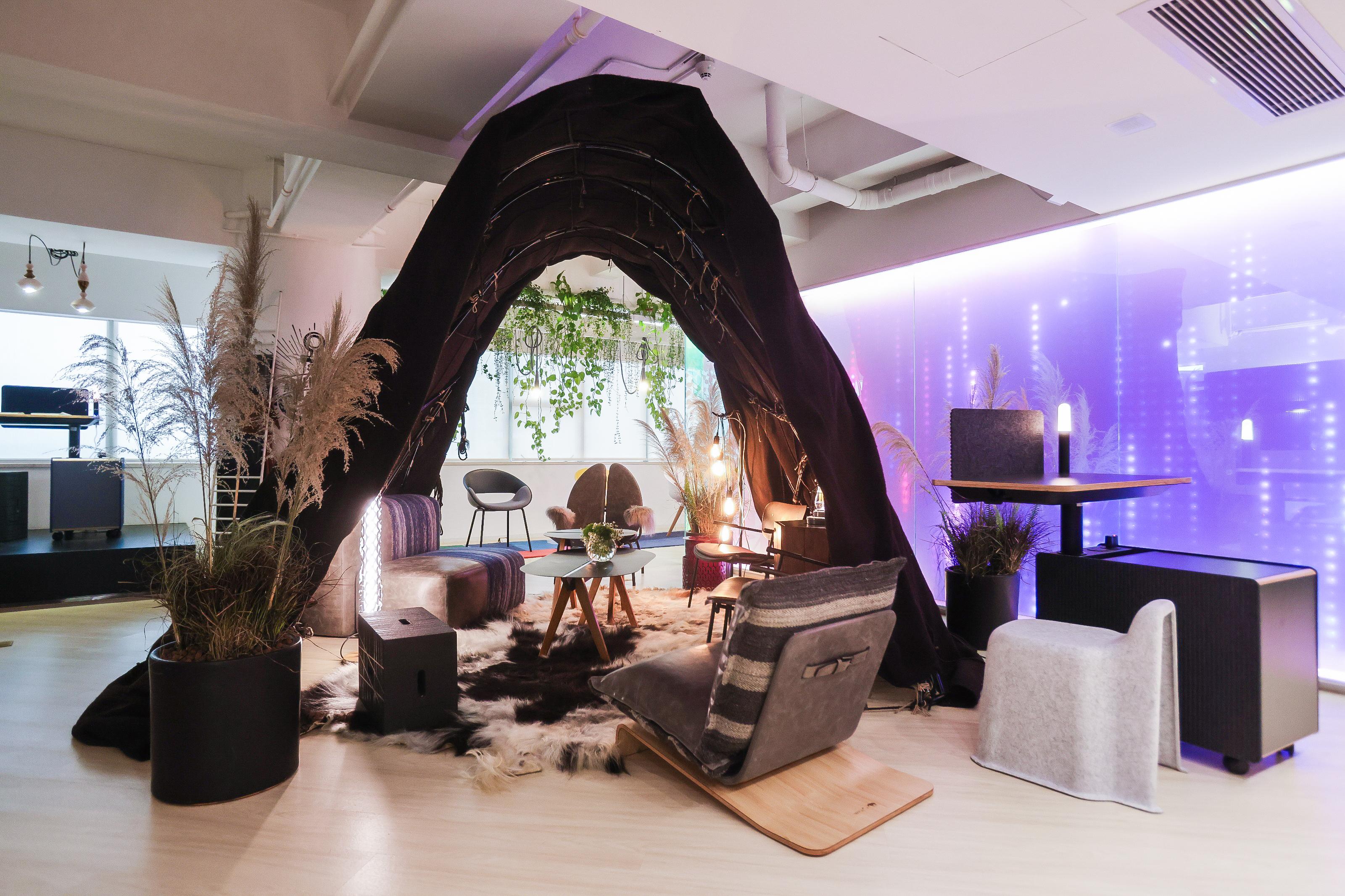 XXI secolo e contemporaneo Nomad Coffee Lounge Chair Yak  Matsu x KVN Nomadic Collection di Joeri Reynaert in vendita