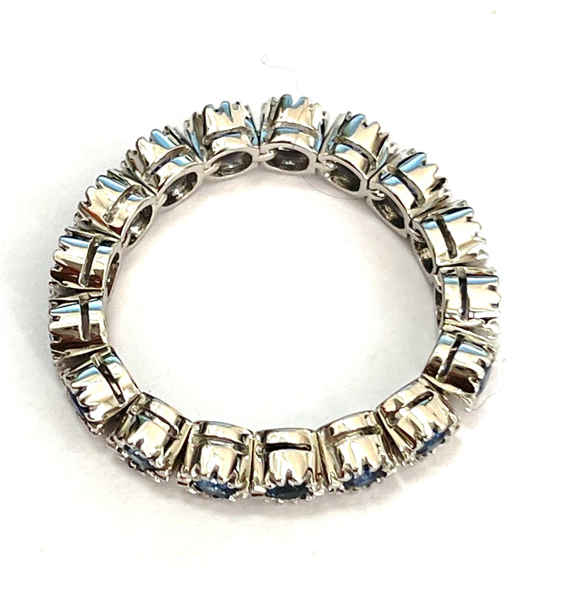 Taille brillant Bague en or blanc 18 carats avec saphir bleu en vente