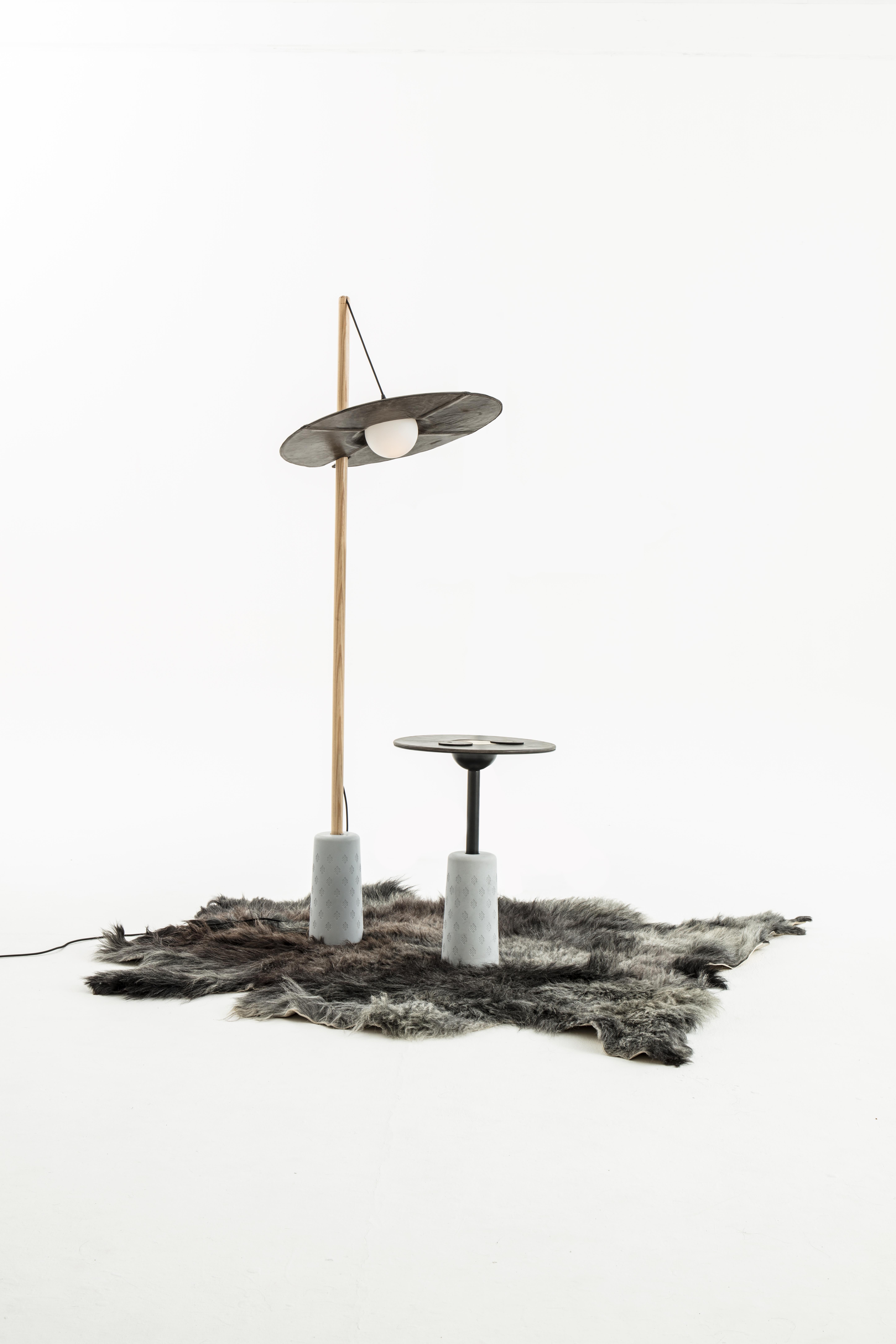 Matériau et caractéristiques :
Abat-jour recouvert de cuir de Yak véritable
Lampadaire en frêne blanc avec une finition en vernis naturel.
Base en béton profilé pour un support stable
Source lumineuse LED sphérique avec une lueur jaune chaude
Équipé