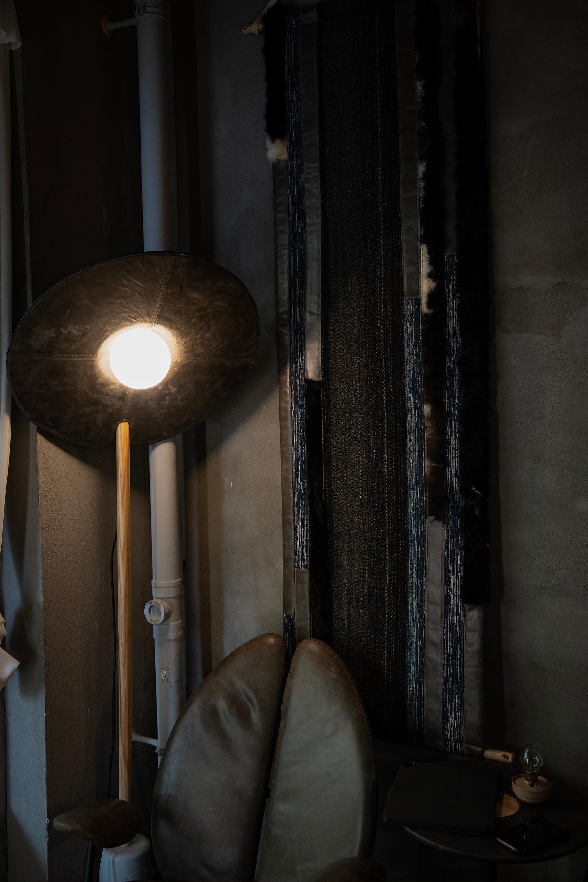 Lampe Nomad Drumroll en cuir de yak - KVN x Matsu Nomadic Series by Joeri Reynaert Neuf - En vente à Gomaringen, DE