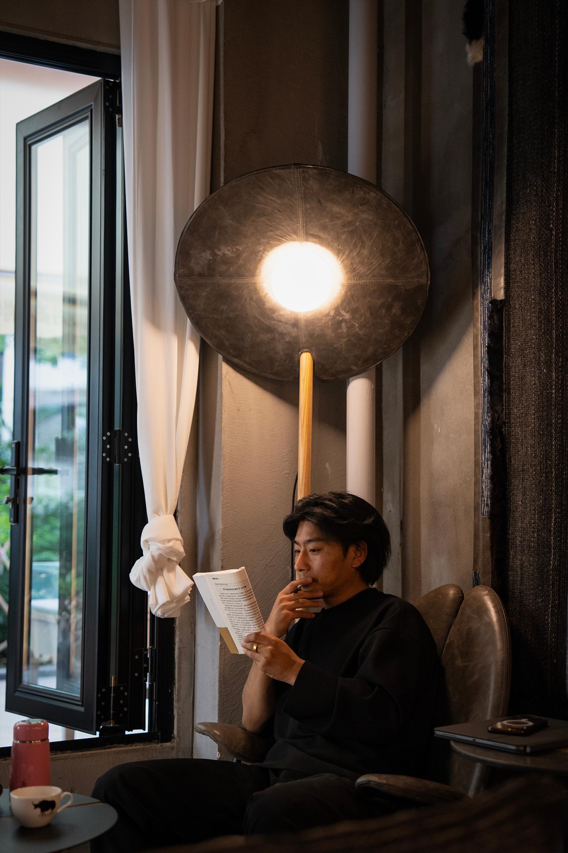 Cuir Lampe Nomad Drumroll en cuir de yak - KVN x Matsu Nomadic Series by Joeri Reynaert en vente