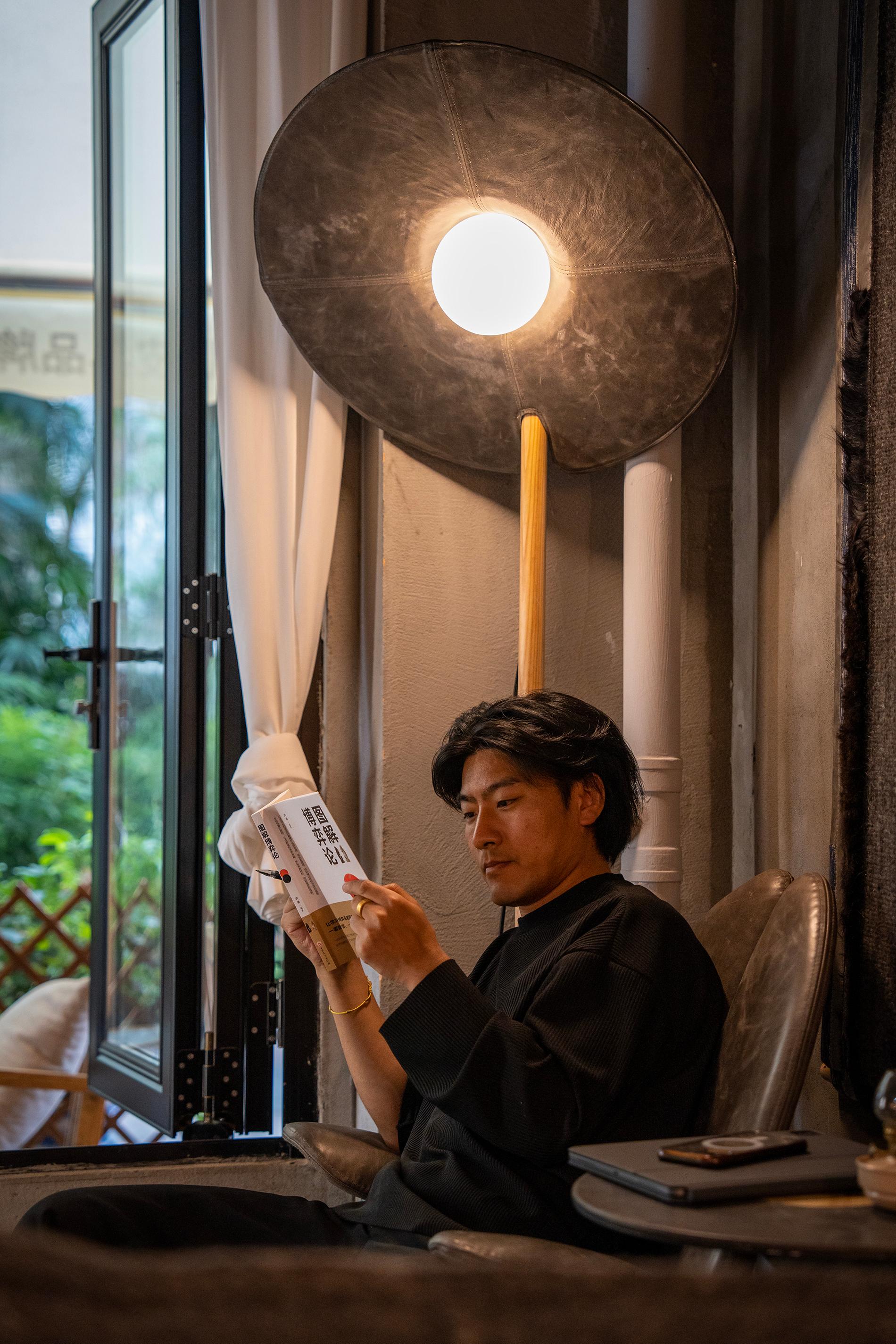 Lampe Nomad Drumroll en cuir de yak - KVN x Matsu Nomadic Series by Joeri Reynaert en vente 1