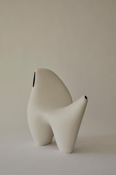 Nomad I:01 Gefäß aus weißem Sandsteinzeug und schwarzer Glasur von Sofia Karnukaeva