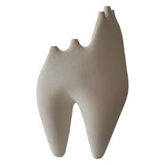 Vase Nomad I:03 en grès blanc et émail noir par Sofia Karnukaeva