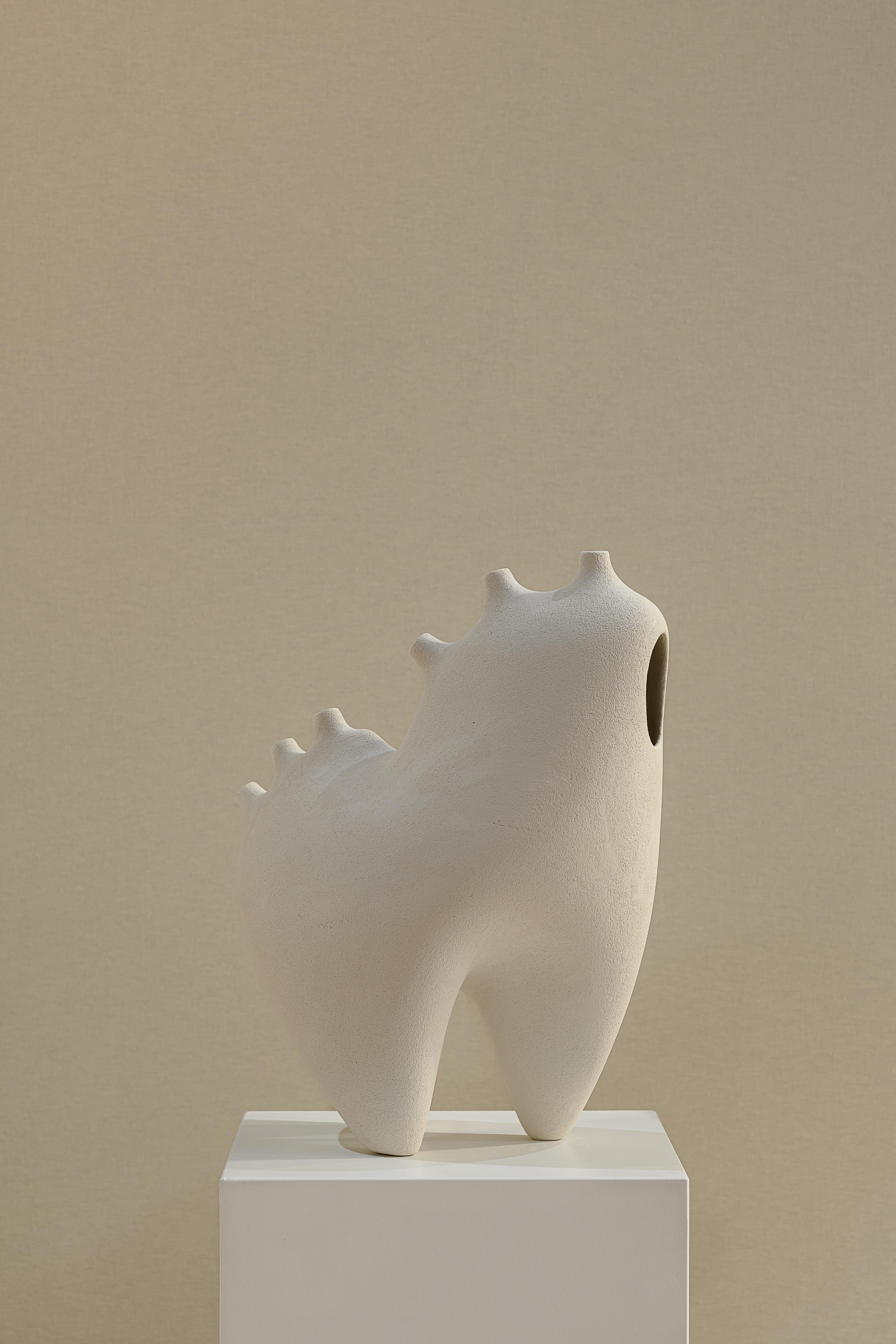 Nomad I:04 Gefäß aus weißem Sandsteinzeug von Sofia Karnukaeva
Abmessungen: T 38 x B 18 x H 48 cm.
MATERIALIEN: Steingut.

Sofia Karnukaeva, eine in Barcelona lebende Künstlerin und Architektin, beobachtet und interpretiert die Welt um sie herum