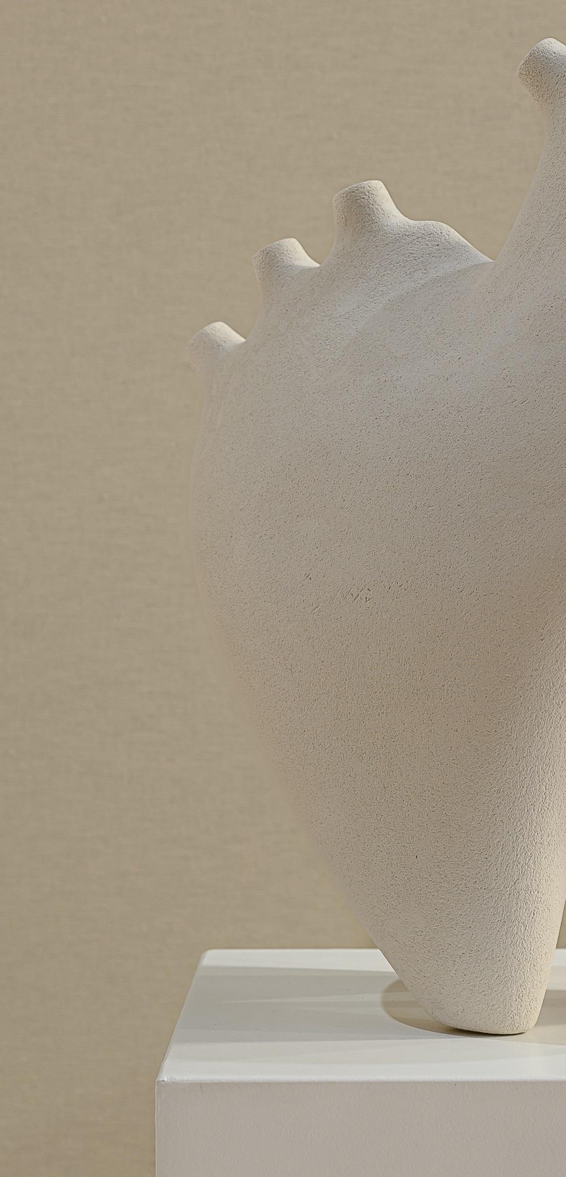 Nomad I:04 Gefäß aus weißem Sandsteinzeug von Sofia Karnukaeva (Postmoderne) im Angebot