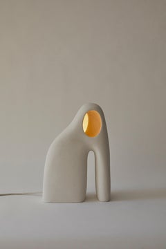 Nomad II:02 tischlampe aus weißem sandfarbenem steingut von Sofia Karnukaeva