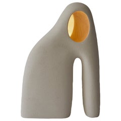 Nomad II:02 tischlampe aus weißem sandfarbenem steingut von Sofia Karnukaeva