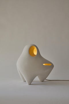 Nomad II:03 - Lampada da tavolo in gres bianco sabbia di Sofia Karnukaeva