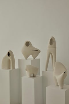 Nomad II:04 tischlampe aus weißem sandfarbenem steingut von Sofia Karnukaeva