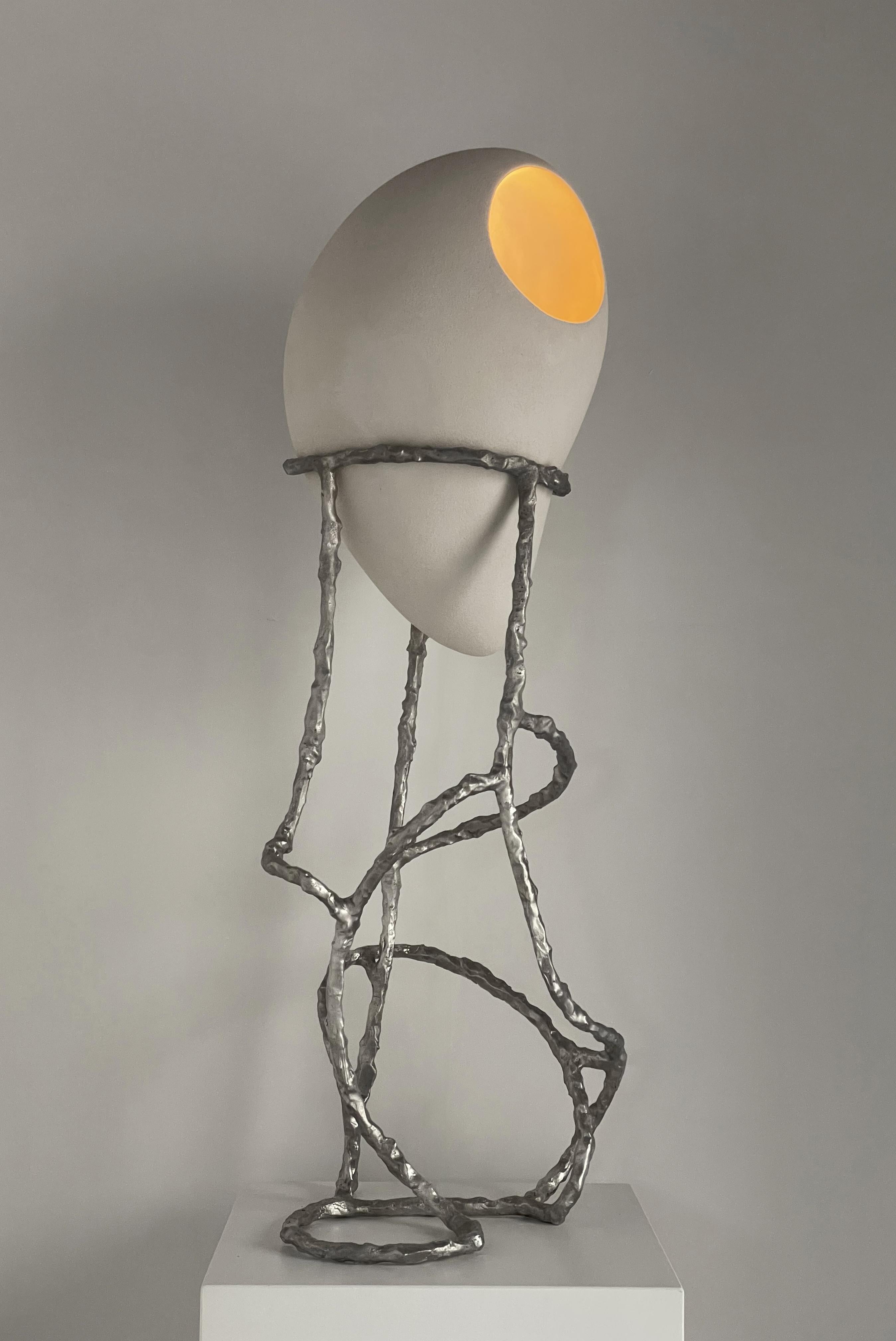 Nomad III:01 - Lampada da tavolo in gres bianco e alluminio di Sofia Karnukaeva
Dimensioni: P 27 x L 25 x H 90 cm.
Materiali: Gres e alluminio. 

Tutte le nostre lampade possono essere cablate a seconda del Paese. Se viene venduto negli Stati Uniti,