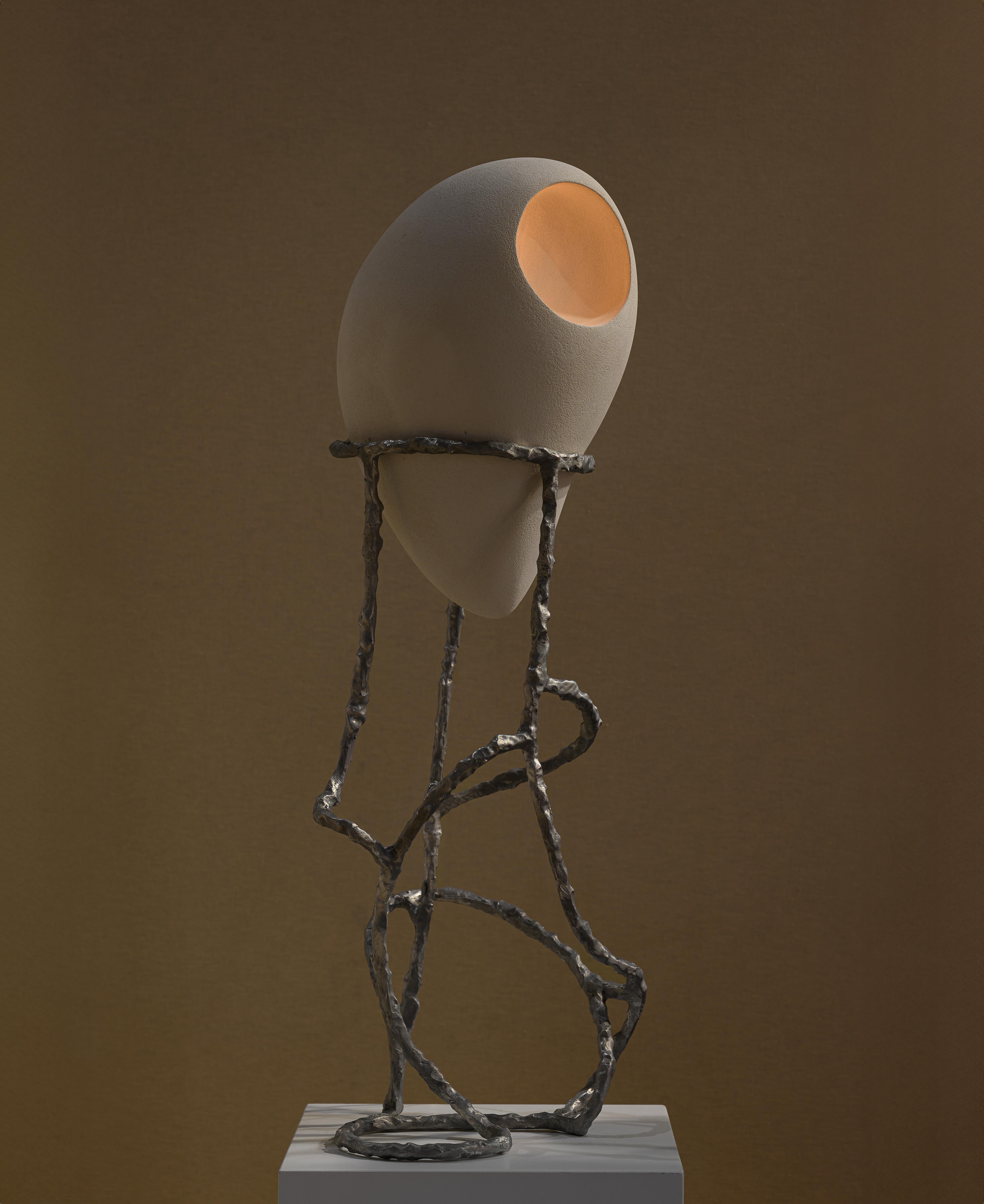 Spagnolo Nomad III:01 - Lampada da tavolo in gres bianco e alluminio di Sofia Karnukaeva in vendita