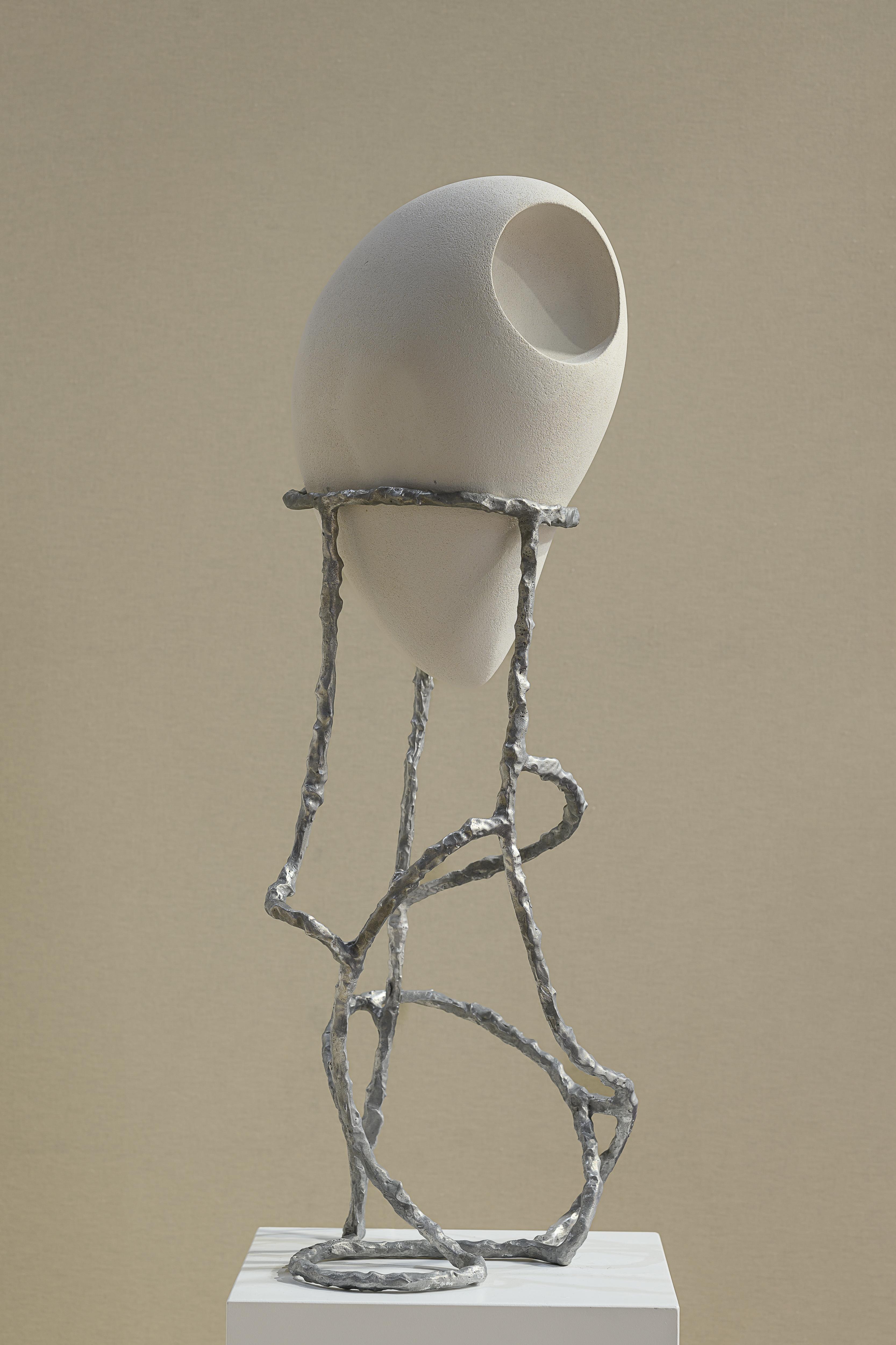 Altro Nomad III:01 - Lampada da tavolo in gres bianco e alluminio di Sofia Karnukaeva in vendita