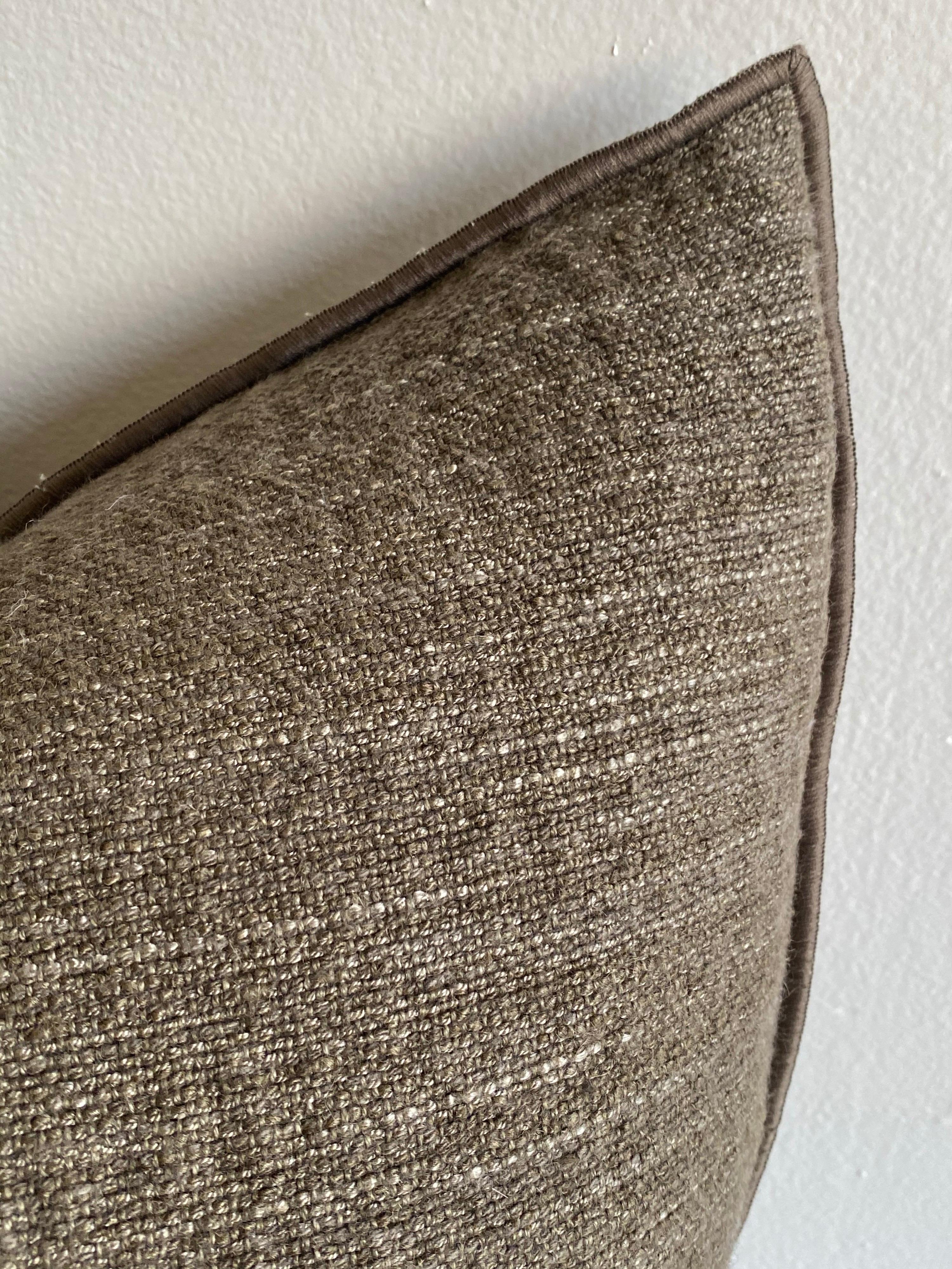 Cuscino d'accento personalizzato in misto lino e iuta con inserto in piuma d'oca
Colore: Kaki nomade
Cuscino in stile bouclé color ruggine intenso con bordo cucito e chiusura a cerniera in metallo.
Dimensioni 20