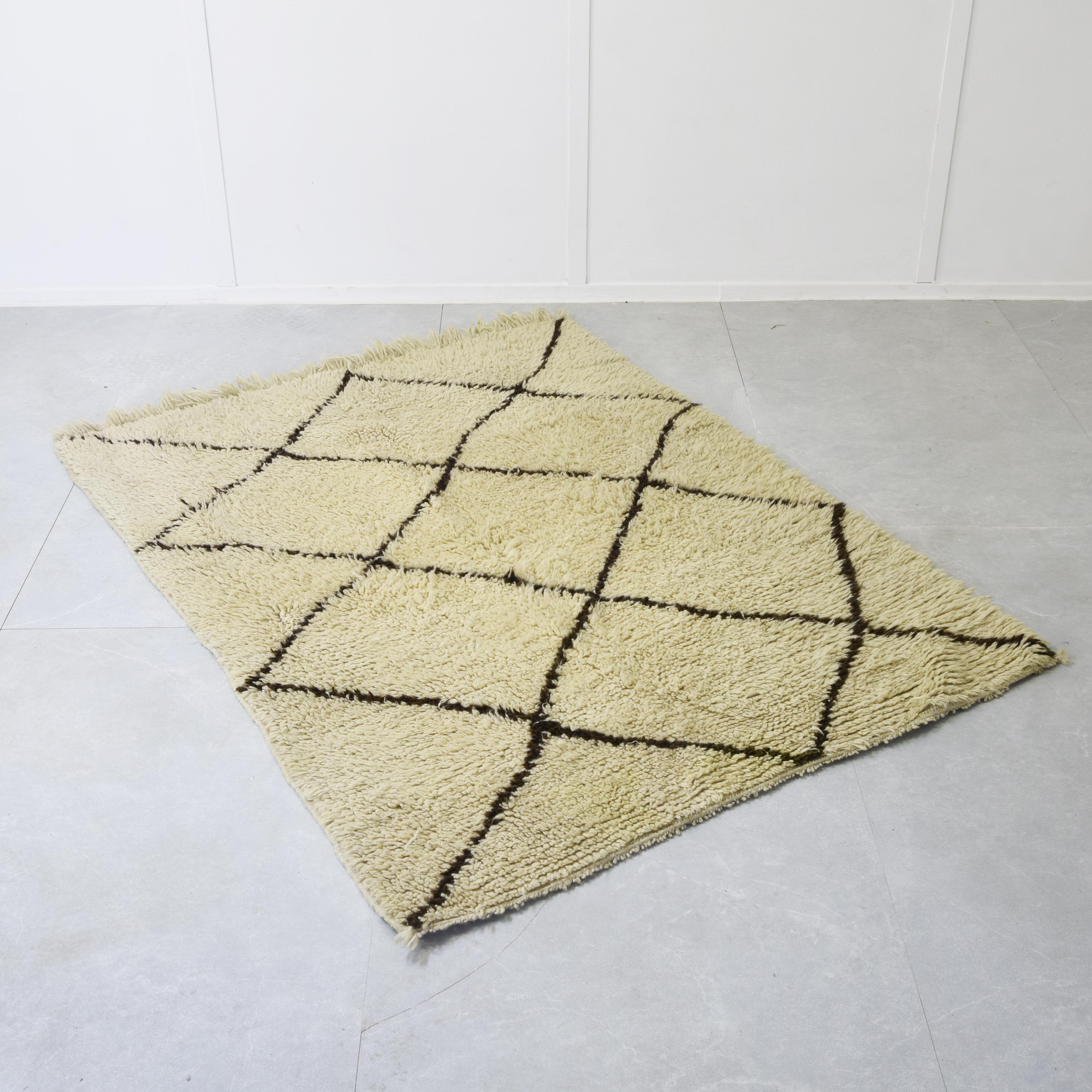Tribale Nomadic berber carpet 1970 in vendita