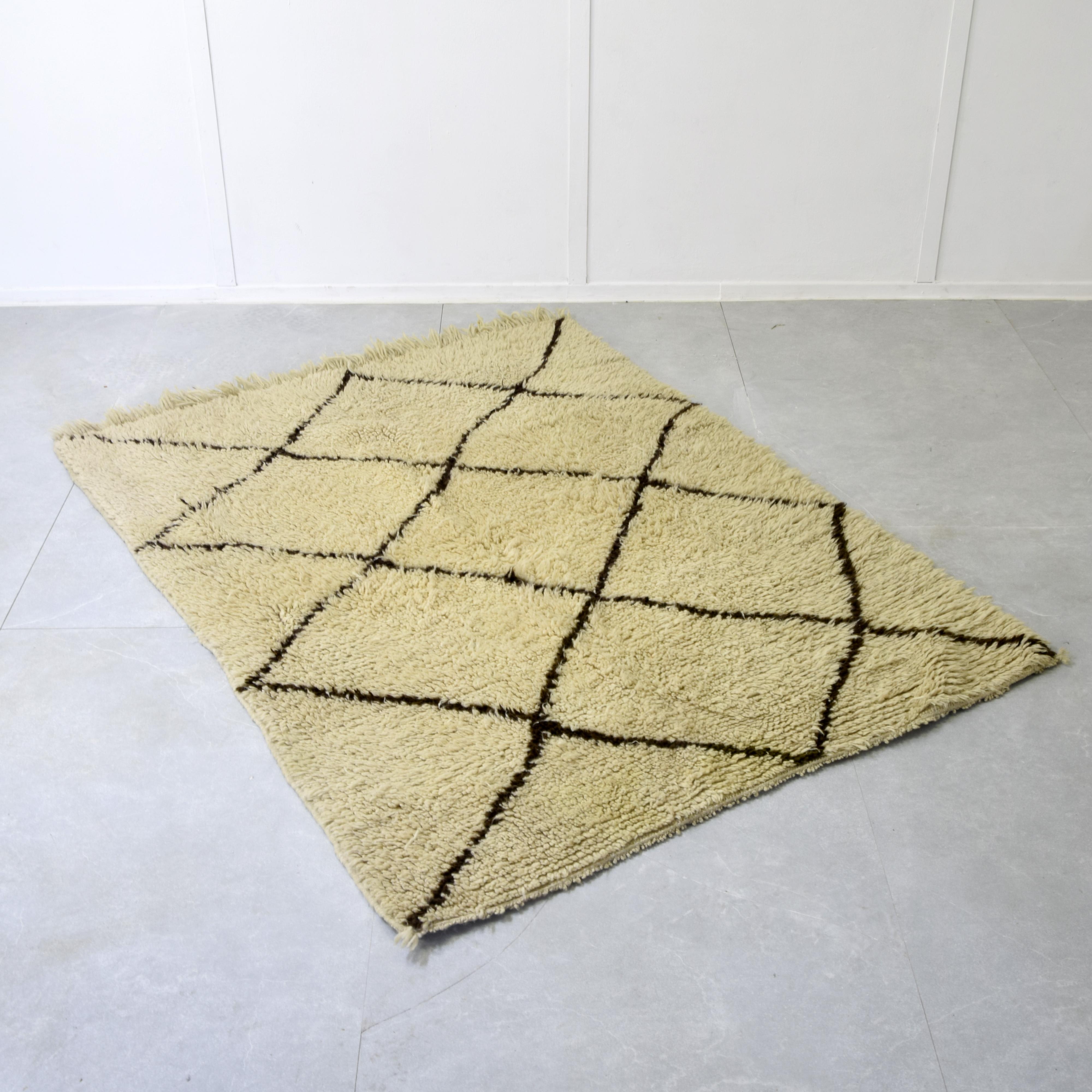 African Nomadic berber carpet 1970 in vendita