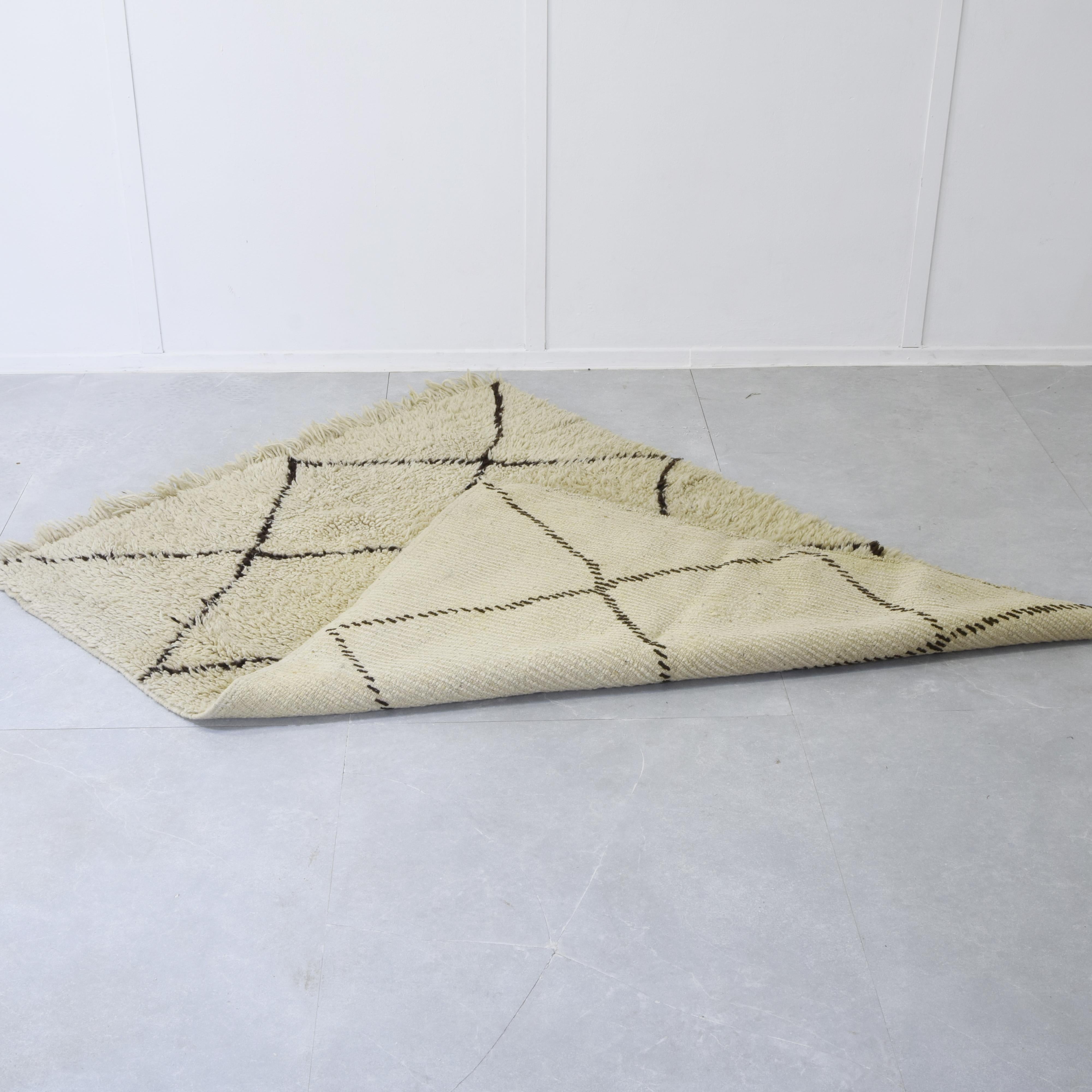 Nomadic berber carpet 1970 in vendita 1