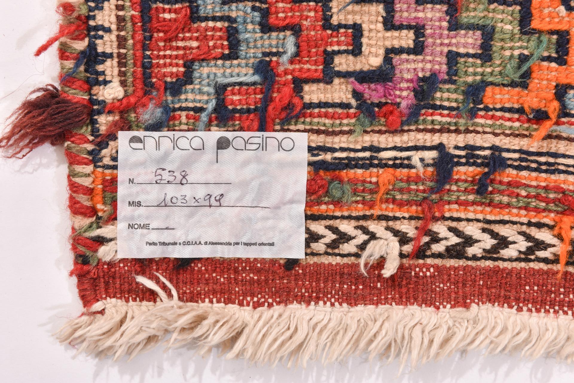 nr. 538 - Aus meiner Private Collection -
Kleiner Nomadenteppich aus Zentralasien, vollständig bestickt: Er diente eigentlich als Sessel für Gäste. 
Unter einem Zelt oder in einem einfachen Haus gibt es zwar keinen Sessel, aber einen Teppich zum