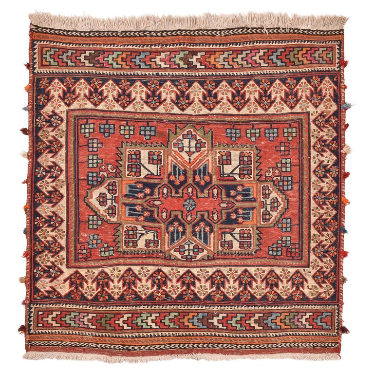Nomadenischer kleiner Teppich im Angebot bei 1stDibs Deutschland
