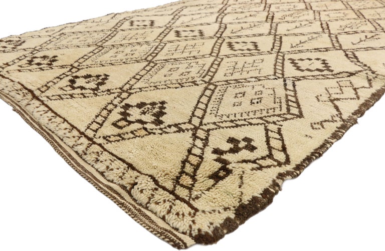 20772, Nomadic Modern Beni Ourain Moroccan Rug with Tribal Style, Beni Ourain Rug. This hand knotted wool Modern Beni Ourain Moroccan rug features a lozenge trellis pattern on a neutral background. Bold, thick lines composed of squares form a