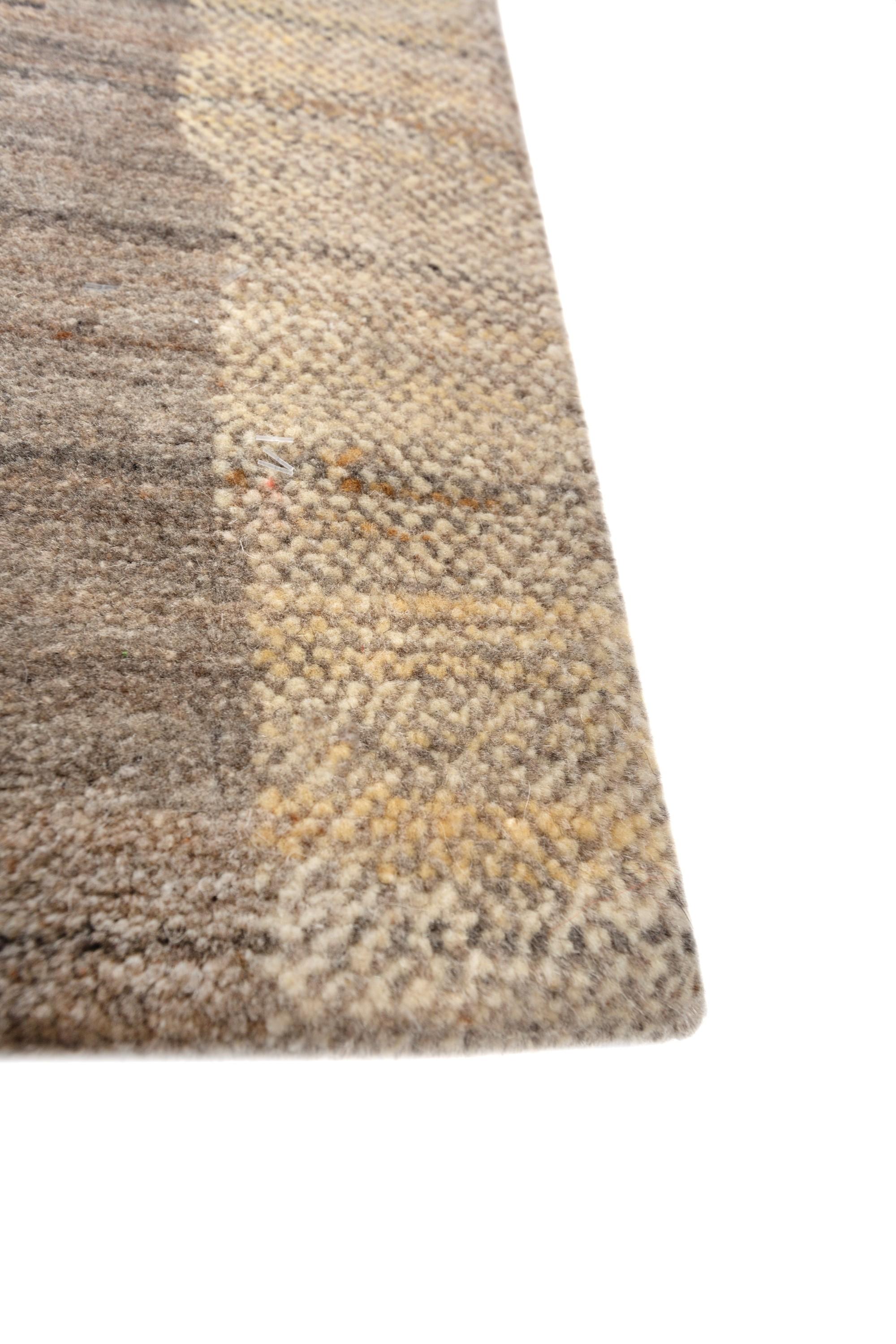 Begeben Sie sich auf eine visuelle Reise mit diesem Meisterwerk aus Wolle, einem handgeknüpften Teppich, der über die Tradition hinausgeht und moderne Eleganz verkörpert. Wie eine Leinwand, die in den Farben marokkanischer Landschaften gemalt wurde,