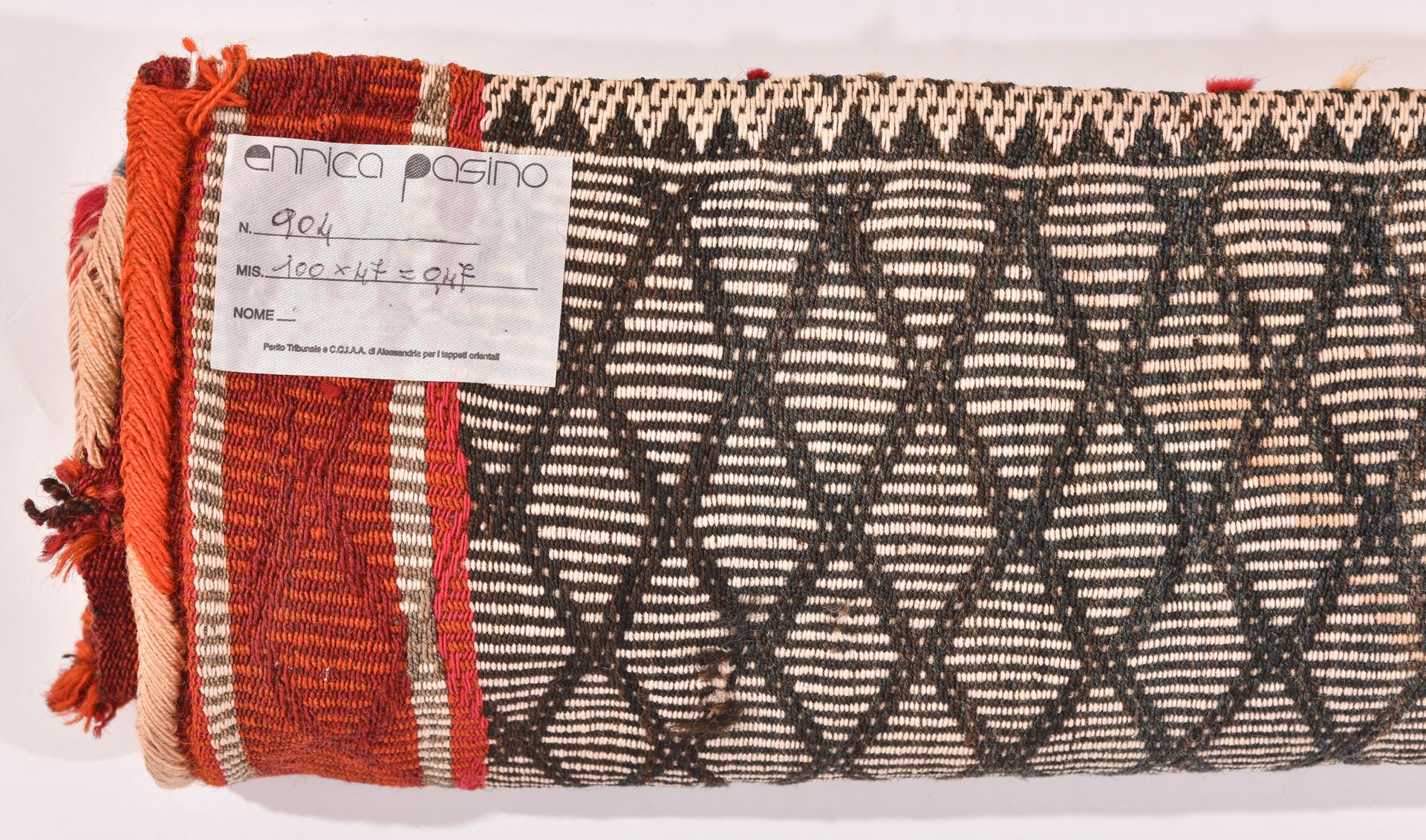  Small nomadic saddle-bag, with black and white geometrici design and a red border.  Simple, sober but accurate of modern taste workmanship.
  Upon request it can be opened and a small runner can be obtained.
Good price for closing activities.


nr.