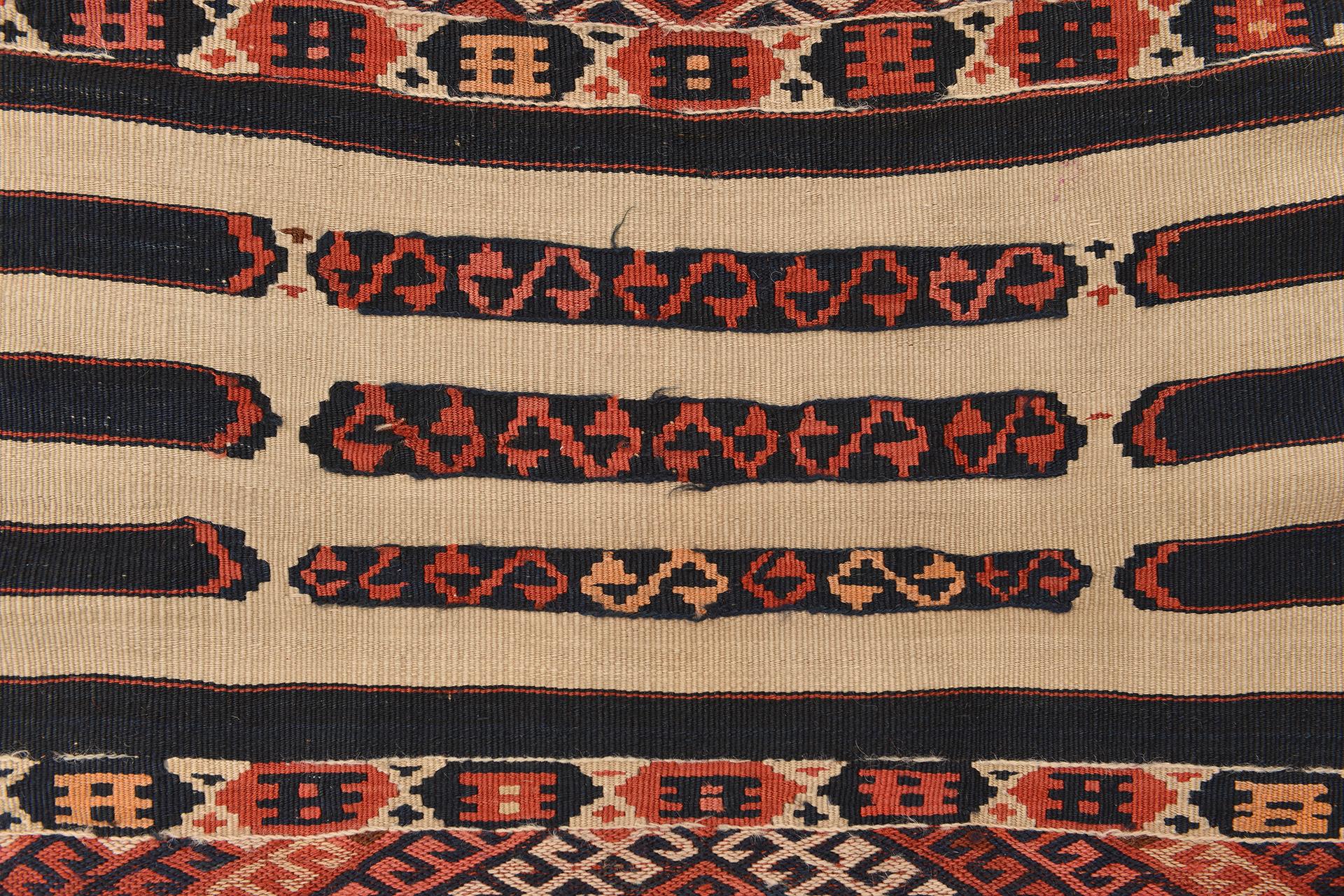 Nomadischer orientalischer Kelim (20. Jahrhundert) im Angebot