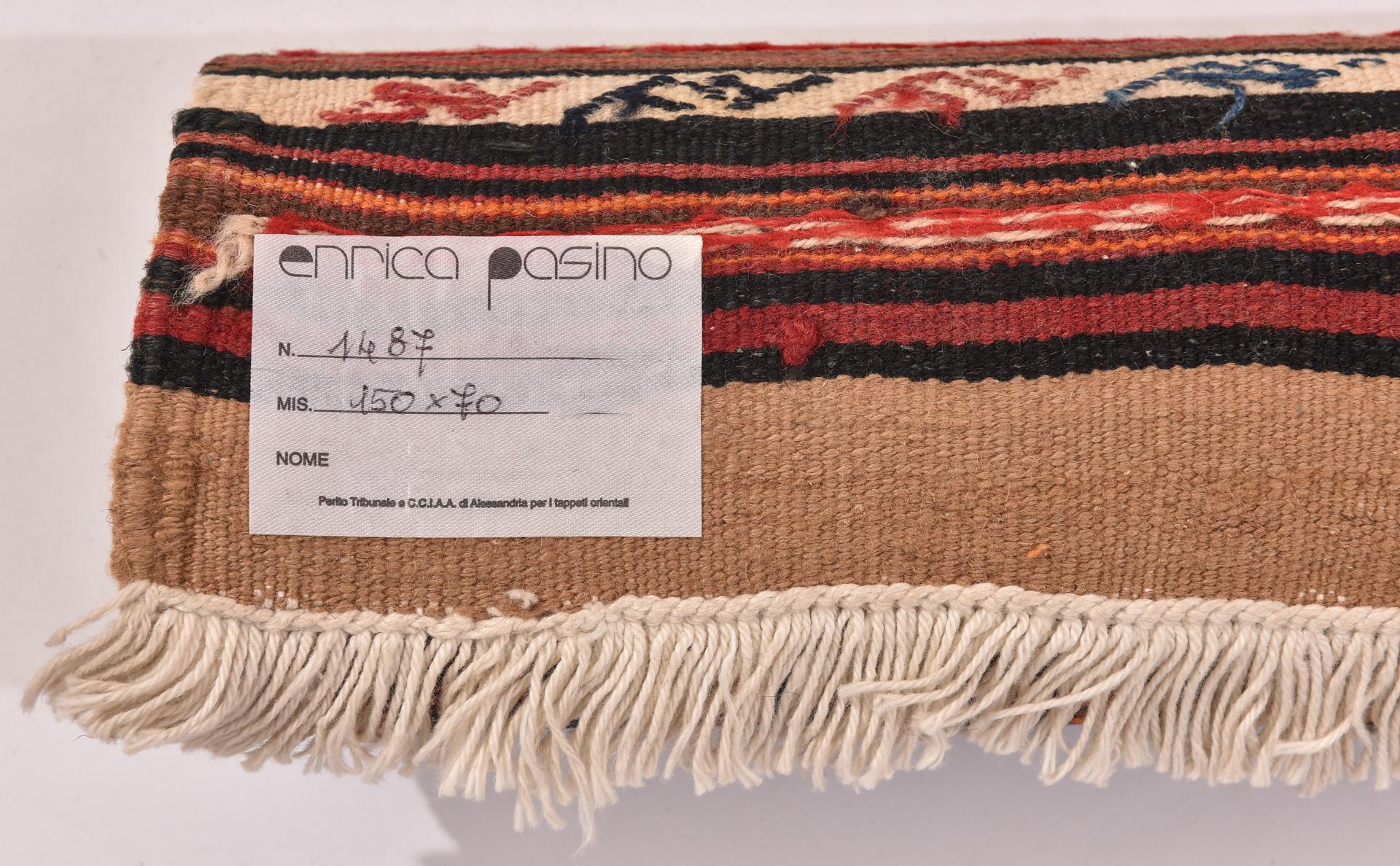 nr. 1425 - De mi colección privada -
Pequeña alfombra creada por una tribu seminómada de Asia Central. El diseño es preciso porque se trata de un mantel y denota el compromiso del tejedor.  Está perfectamente rematada en las cabeceras y enriquecida