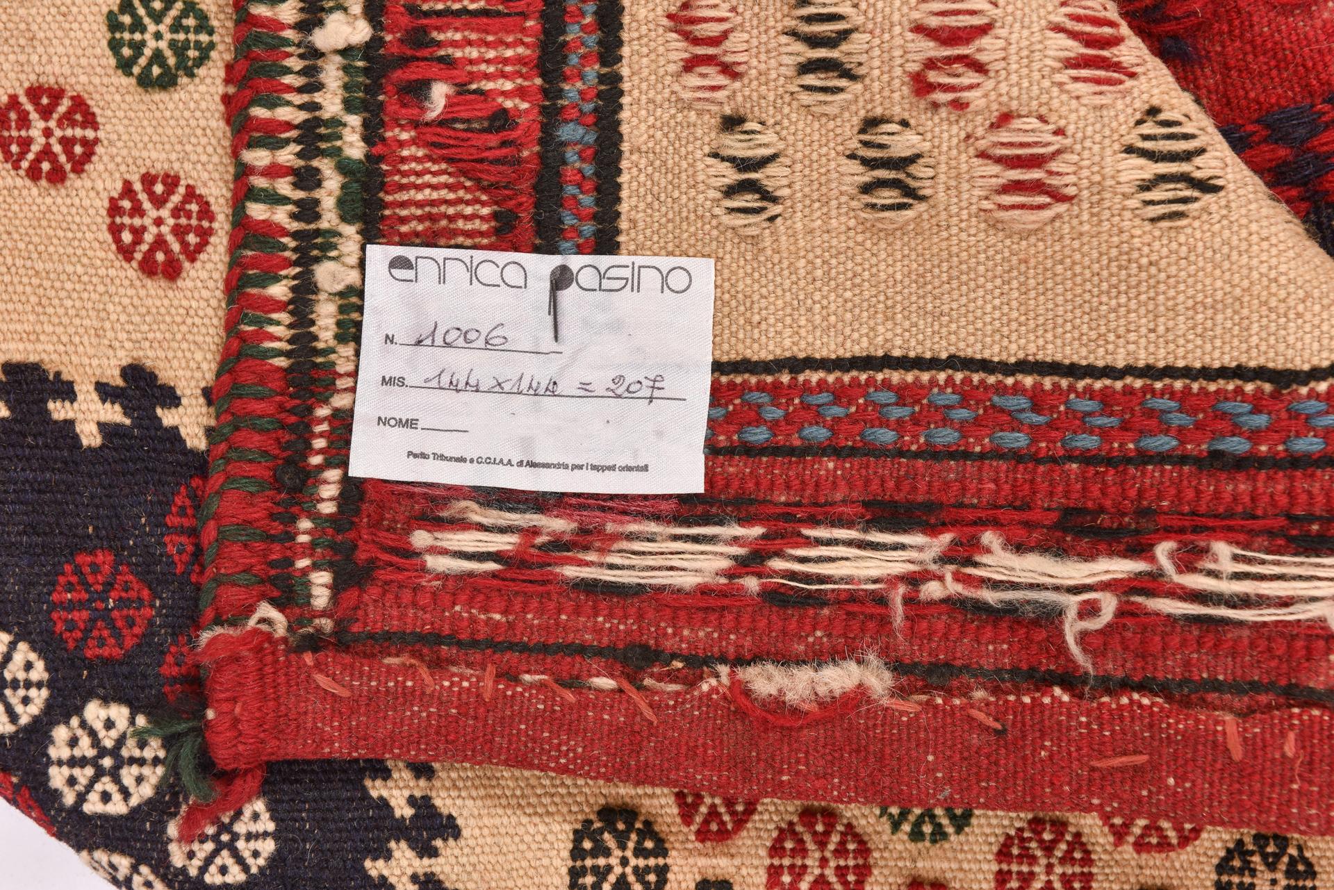 nr. 1006 - Ma collection personnelle -------------
Belle nappe des nomades d'Asie centrale, entièrement recouverte de petits motifs géométriques.  motifs.
C'est un artefact robuste et agréable, qui ne pouvait manquer au trousseau de mariage d'un