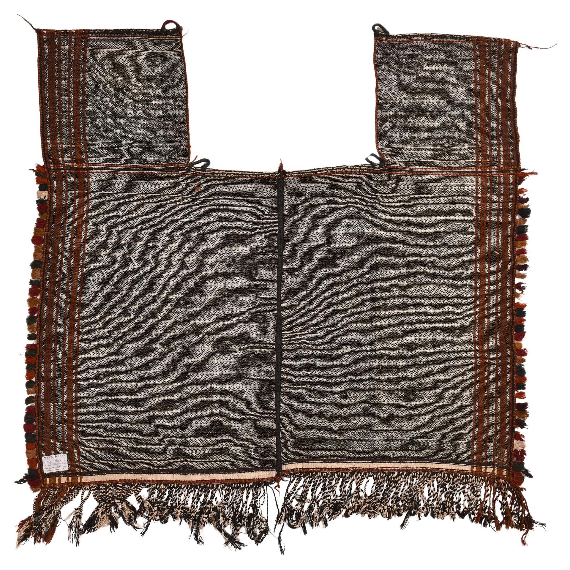 nr. 916 - From private collection ------
Unusual old horse saddle , simple and elegant, typical of a particular nomadic tribe in Central Asia.
Id you can't use it, at least hang it on the wall, like a work of modern art. It's very refined.
If used