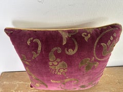 Almohada de terciopelo con plantilla Nomi