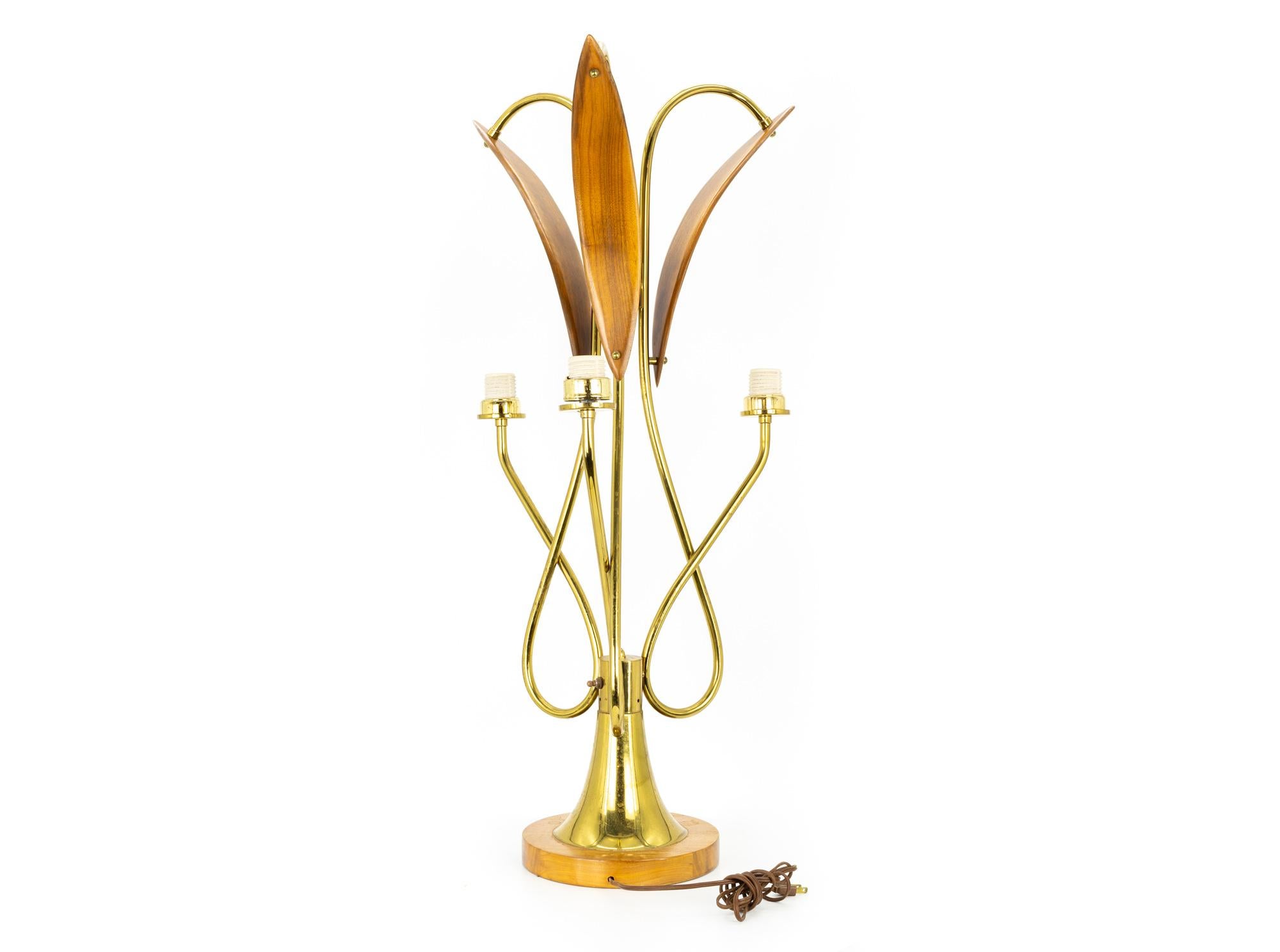 Nomina Organica Mid Century Messing-Lampen aus Nussbaumholz, Paar im Angebot 2