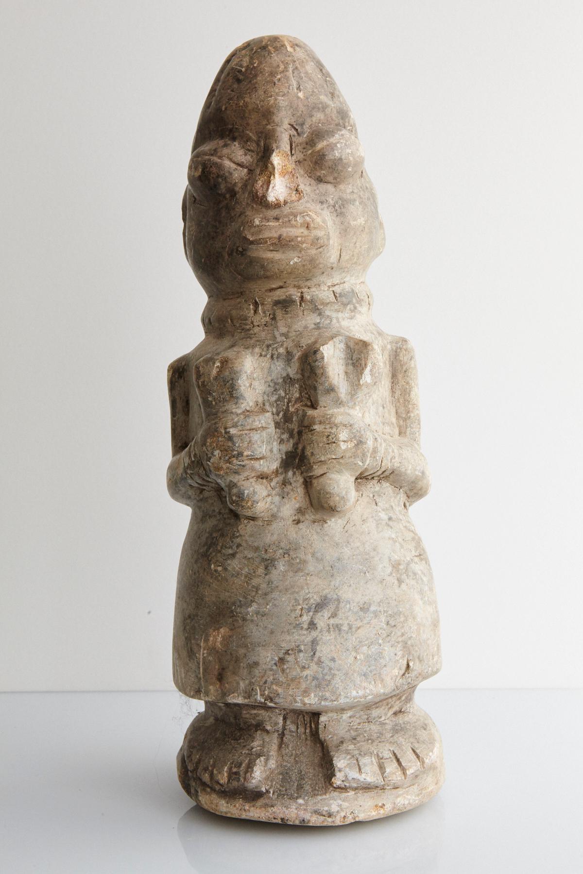 Un Nomoli est une figurine en pierre sculptée originaire de Sierra Leone et du Liberia. Ils sont généralement fabriqués en pierre ollaire, en calcaire ou en granit.

La sculpture représente une femme vêtue d'une robe et d'un collier, tenant